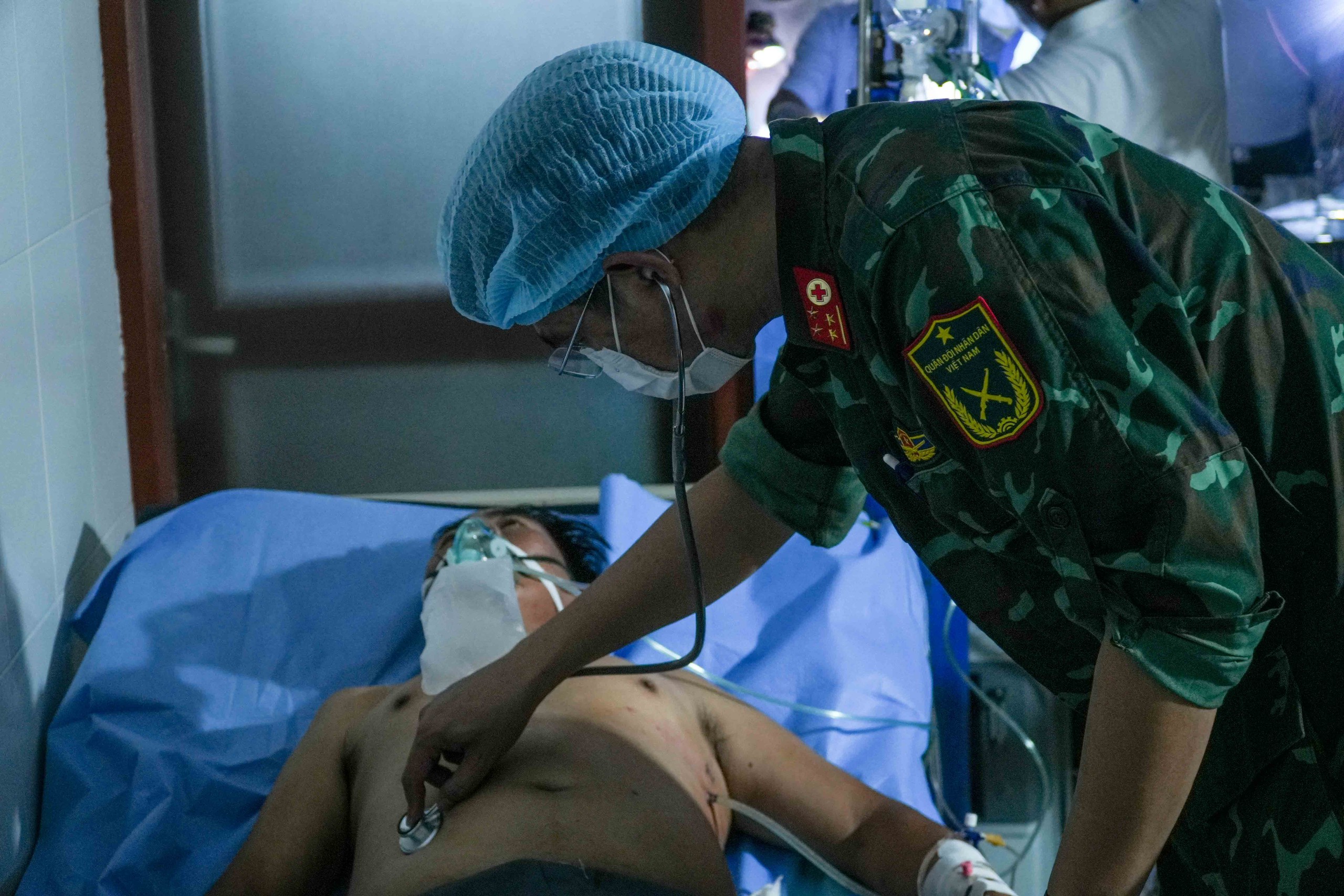 Xuyên lễ 30-4: Trực thăng vượt bão đêm cứu 2 bệnh nhân từ Trường Sa - Ảnh 3.