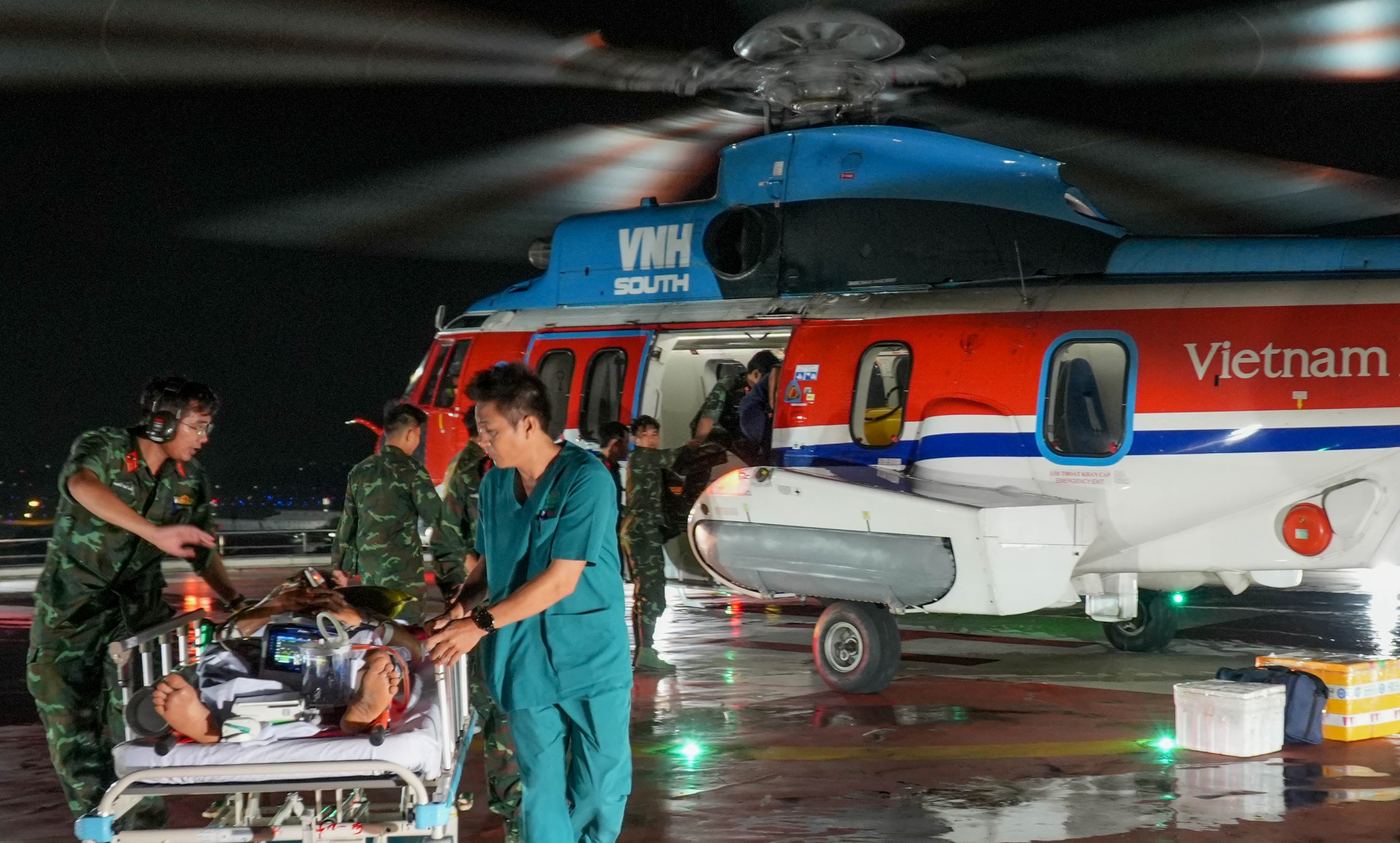 Xuyên lễ 30-4: Trực thăng vượt bão đêm cứu 2 bệnh nhân từ Trường Sa - Ảnh 1.