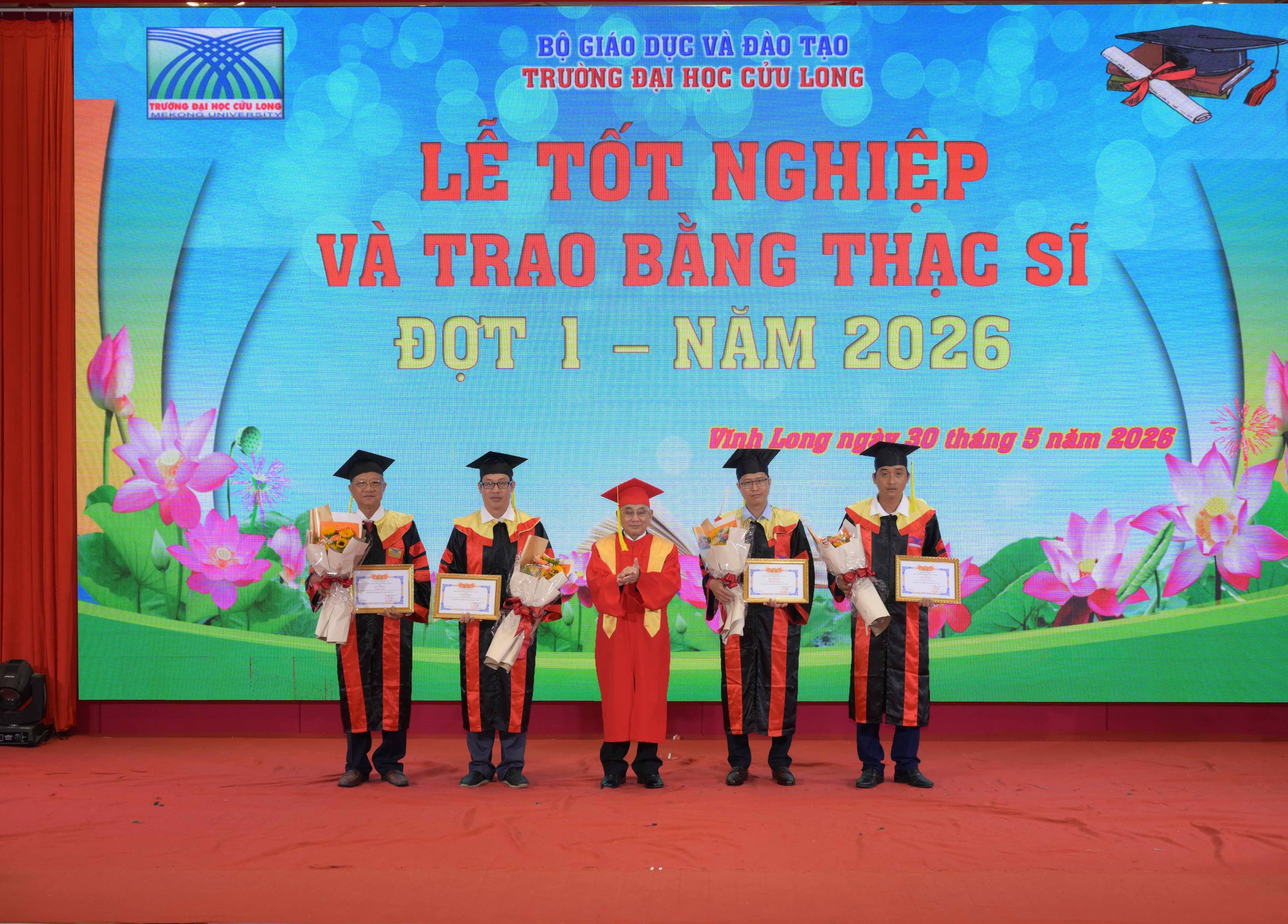 Trường Đại học Cửu Long trao bằng tốt nghiệp cho 157 thạc sĩ - Ảnh 3.