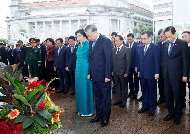 Tổng Bí thư, Chủ tịch nước Tô Lâm dâng hoa tưởng niệm Chủ tịch Hồ Chí Minh tại Singapore - Ảnh 1.