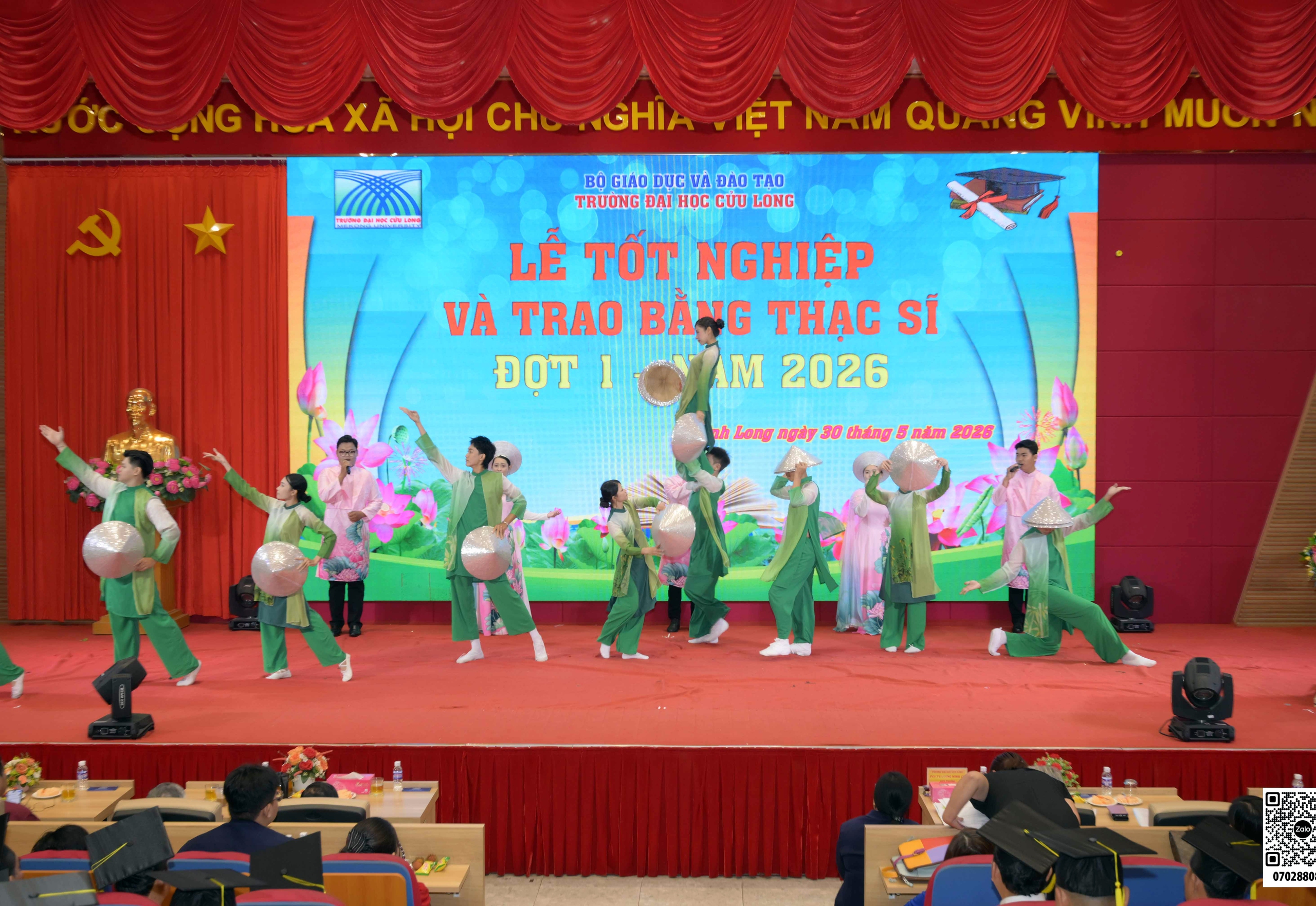 Trường Đại học Cửu Long trao bằng tốt nghiệp cho 157 thạc sĩ - Ảnh 1.
