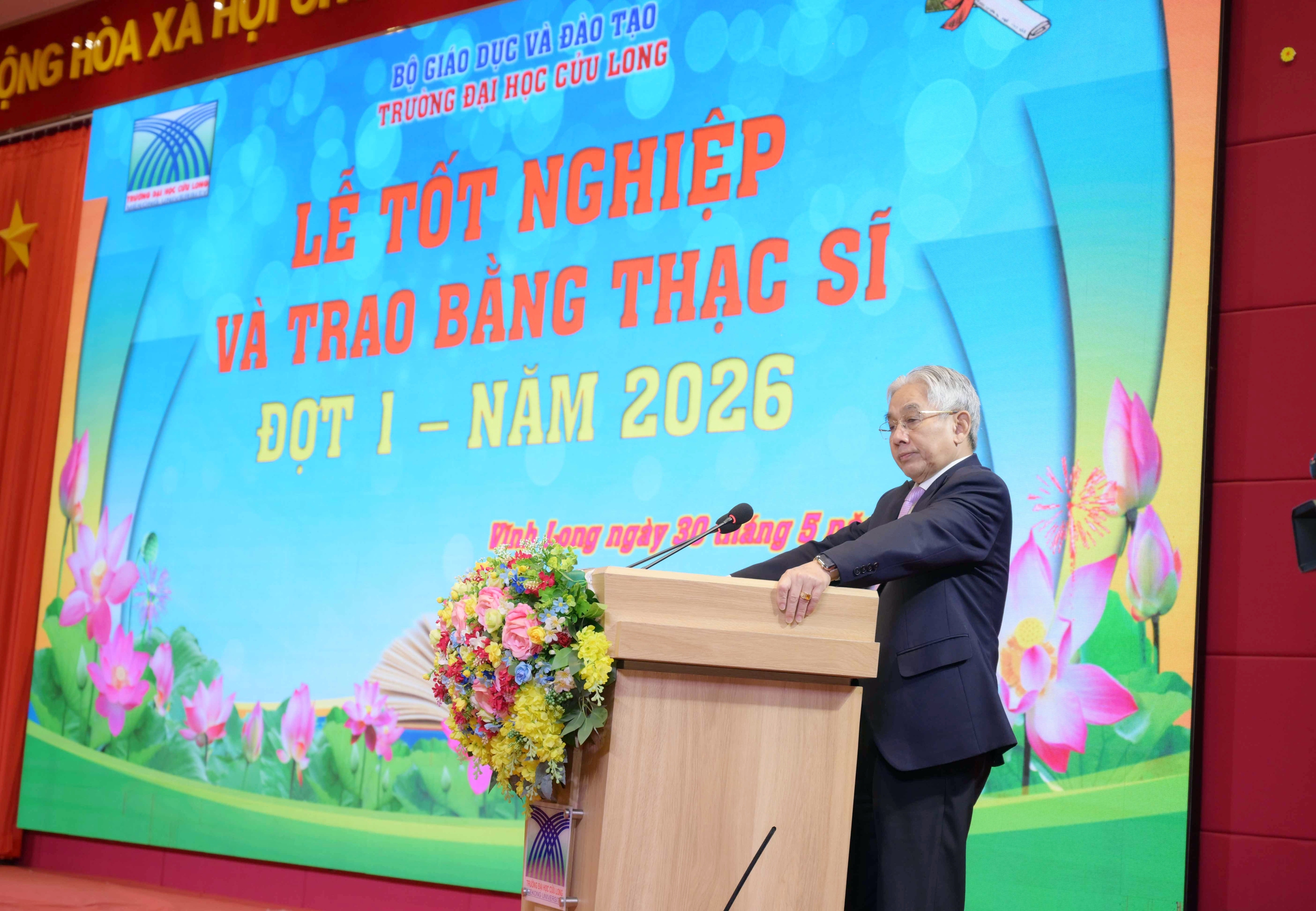 Trường Đại học Cửu Long trao bằng tốt nghiệp cho 157 thạc sĩ - Ảnh 2.
