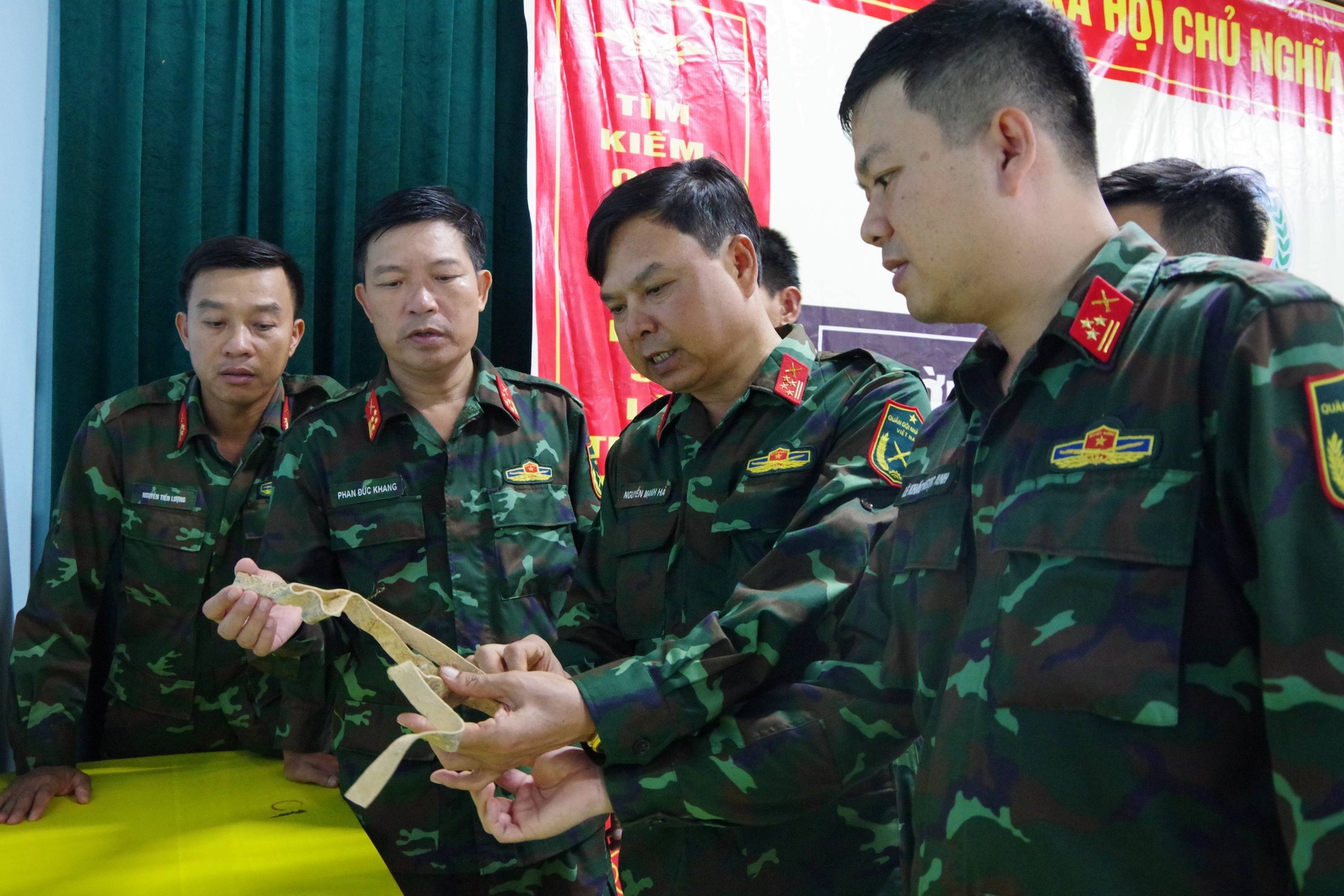 Lặng người trước hài cốt liệt sĩ cùng di vật ít ỏi vừa tìm thấy - Ảnh 1.