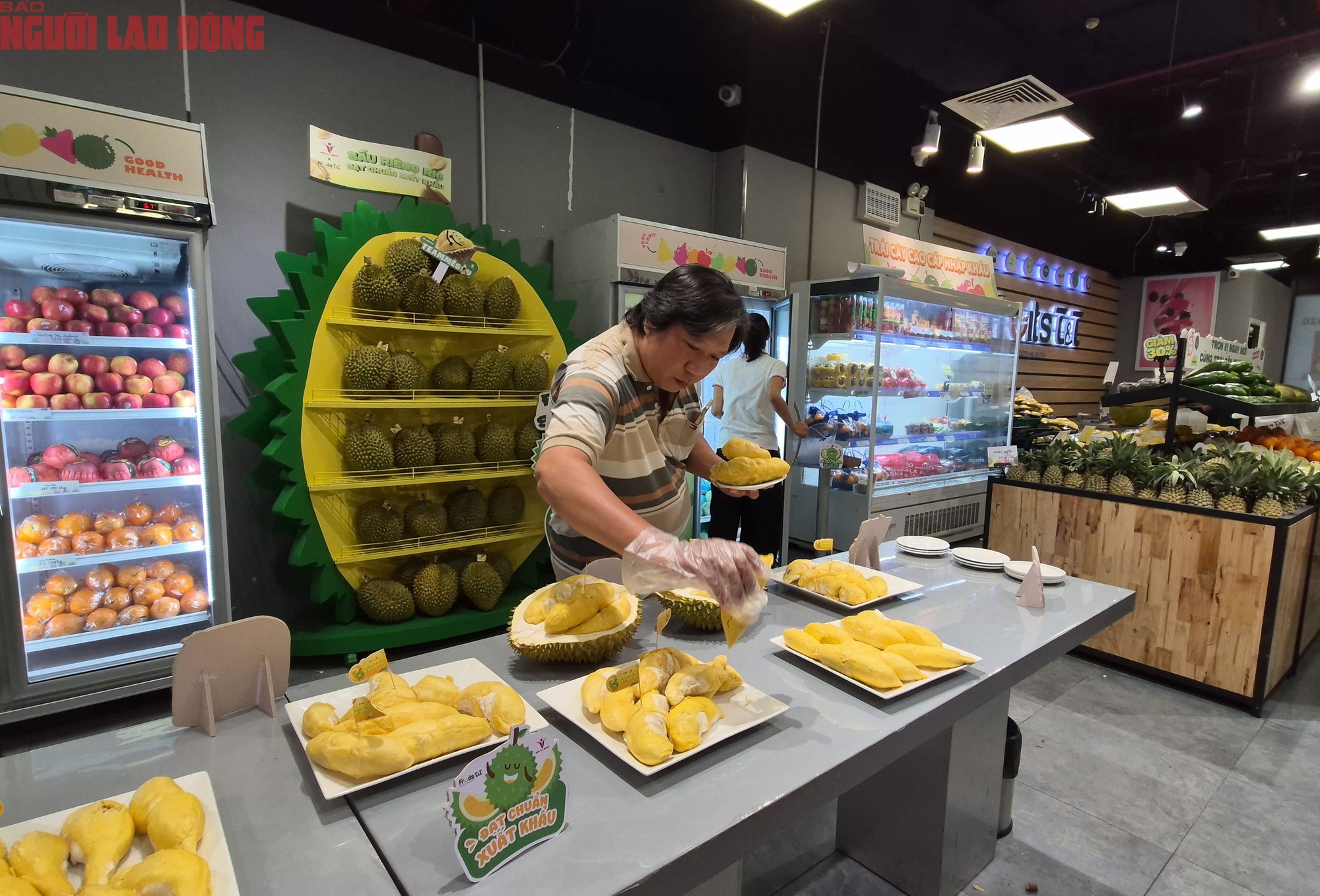 Đi ăn buffet sầu riêng: Khám phá thu nhập khủng từ thợ gõ sầu riêng 60 triệu / tháng - Ảnh 5. Đi ăn buffet sầu riêng: Khám phá thu nhập khủng từ thợ gõ sầu riêng 60 triệu / tháng - Ảnh 5.