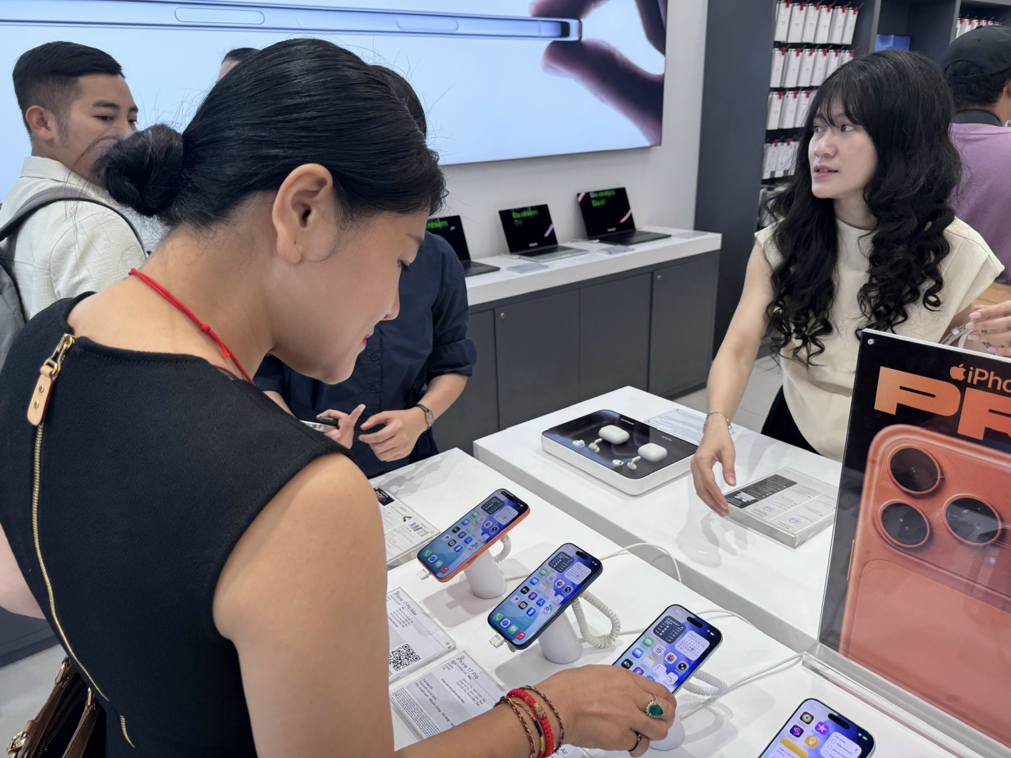 Giá smartphone không dễ giảm - Ảnh 1.