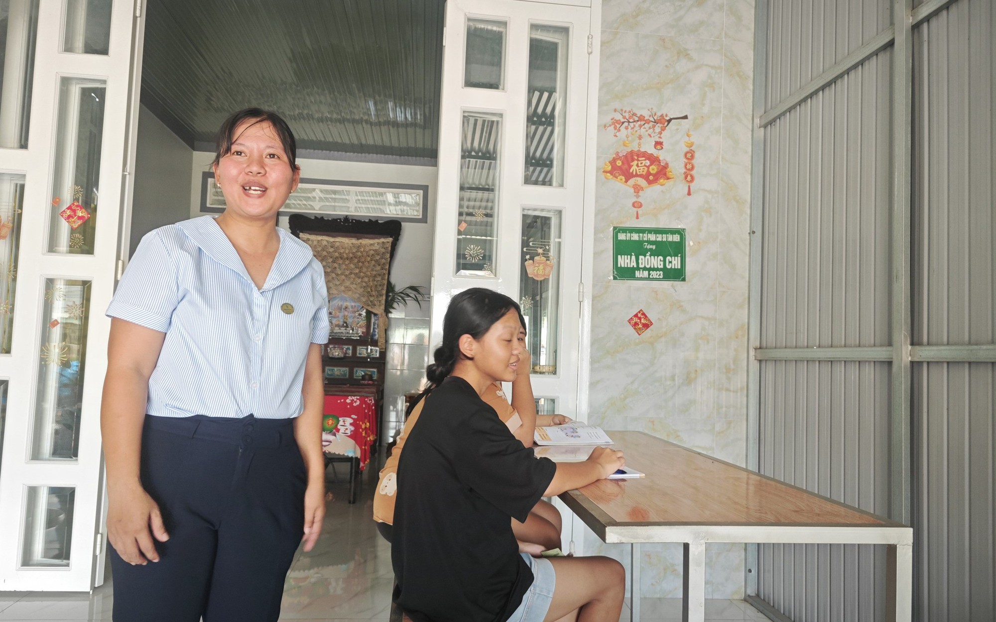 Không dám ngủ vì sợ đang mơ, nữ nhân viên cao su kể chuyện được hỗ trợ từ "Nhà đồng chí"