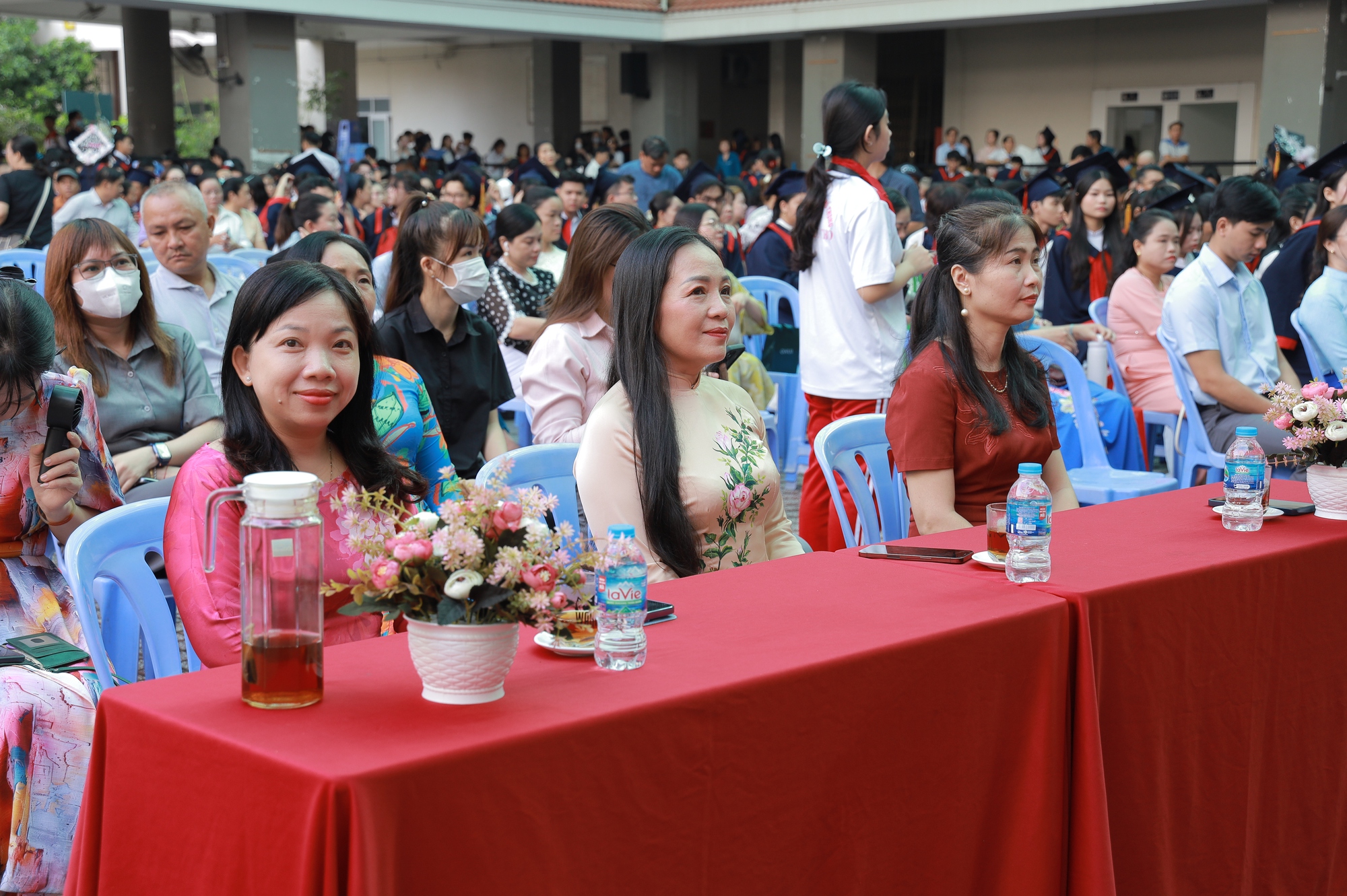 Thầy cô tự dựng tiết mục nhảy tặng học trò cuối cấp, miễn phí ôn thi - Ảnh 8.
