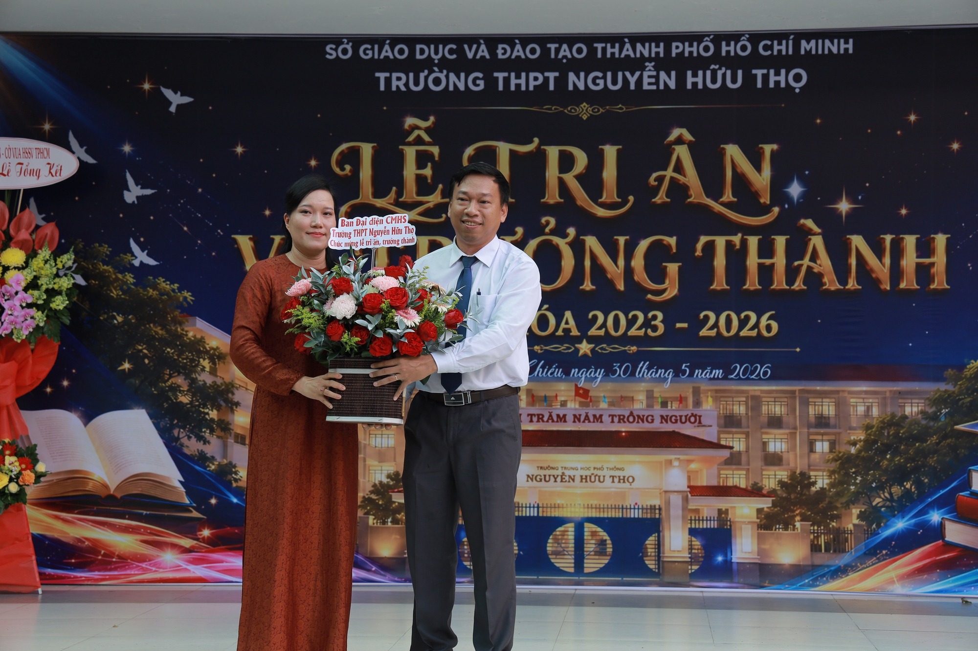 Thầy cô tự dựng tiết mục nhảy tặng học trò cuối cấp, miễn phí ôn thi - Ảnh 1.