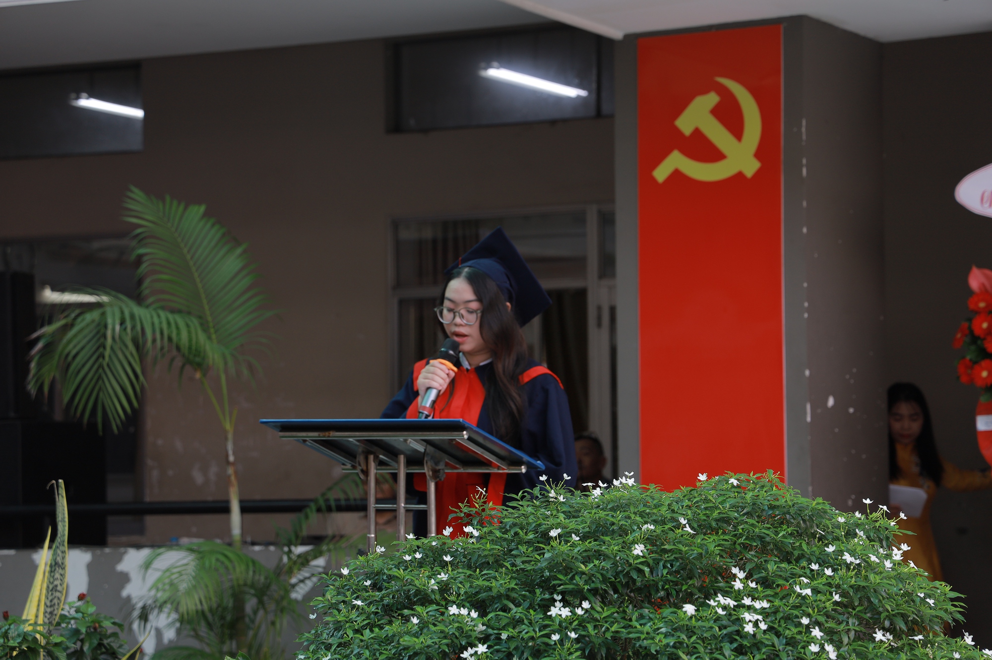 Thầy cô tự dựng tiết mục nhảy tặng học trò cuối cấp, miễn phí ôn thi - Ảnh 2.