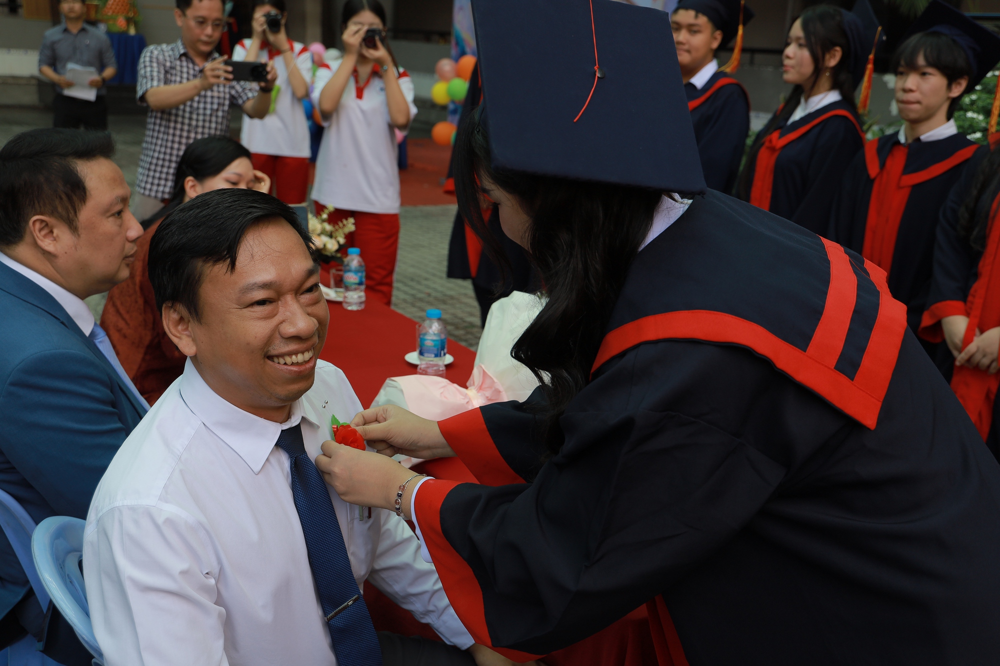 Thầy cô tự dựng tiết mục nhảy tặng học trò cuối cấp, miễn phí ôn thi - Ảnh 5.