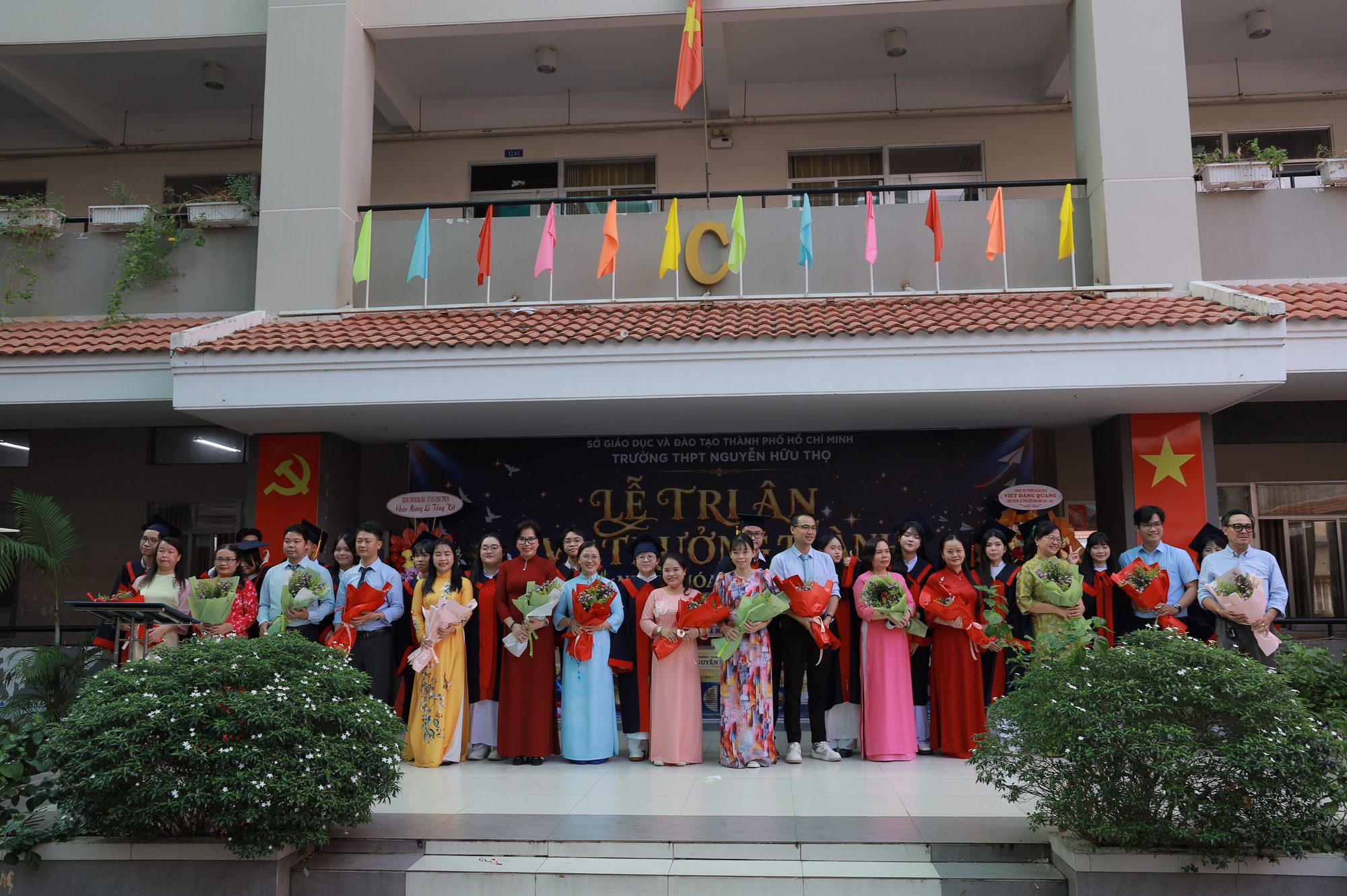 Thầy cô tự dựng tiết mục nhảy tặng học trò cuối cấp, miễn phí ôn thi - Ảnh 3.