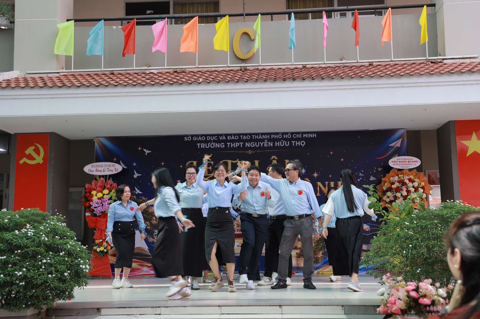 Thầy cô tự dựng tiết mục nhảy tặng học trò cuối cấp, miễn phí ôn thi - Ảnh 7.