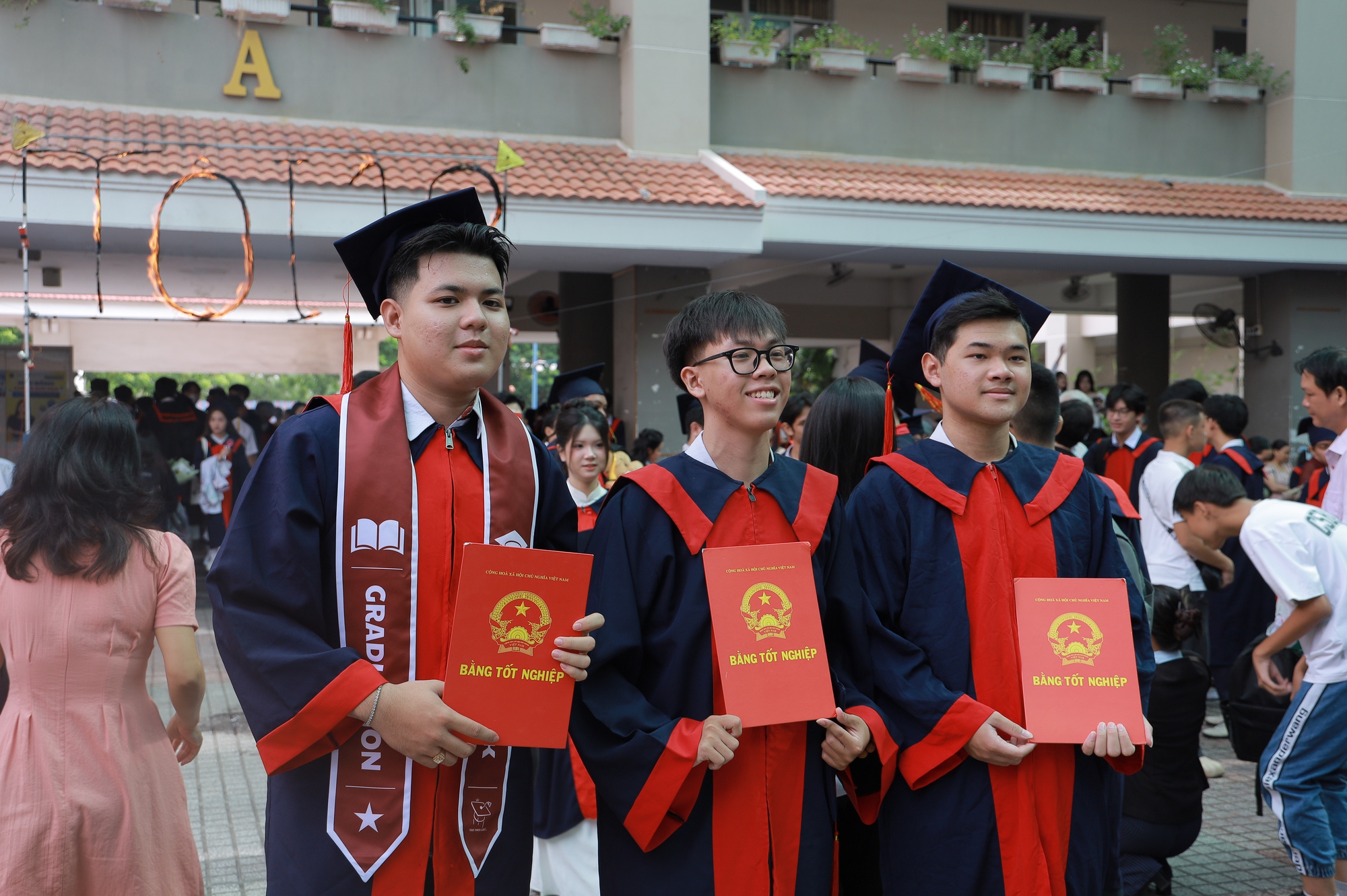 Thầy cô tự dựng tiết mục nhảy tặng học trò cuối cấp, miễn phí ôn thi - Ảnh 11.