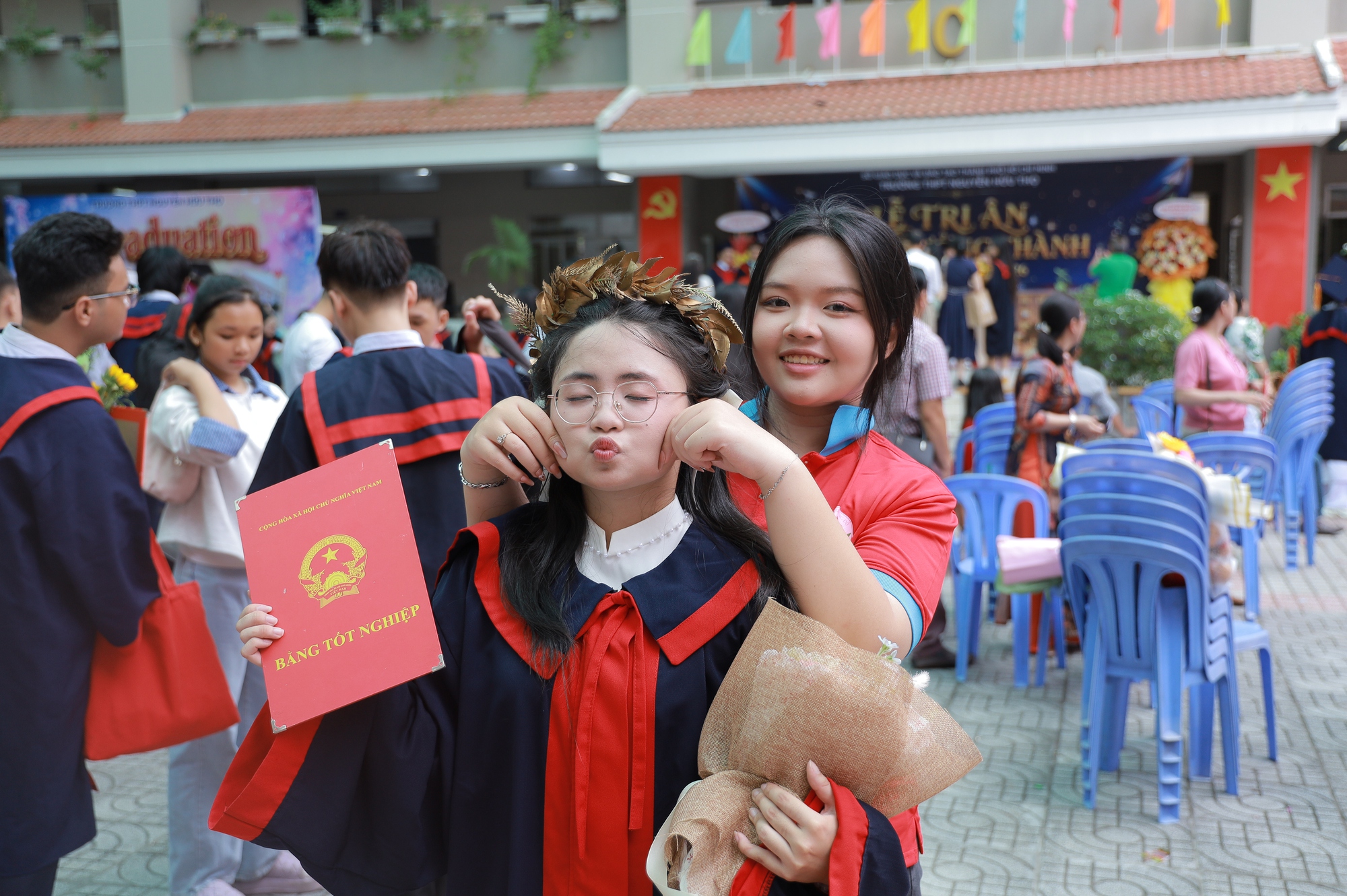 Thầy cô tự dựng tiết mục nhảy tặng học trò cuối cấp, miễn phí ôn thi - Ảnh 12.
