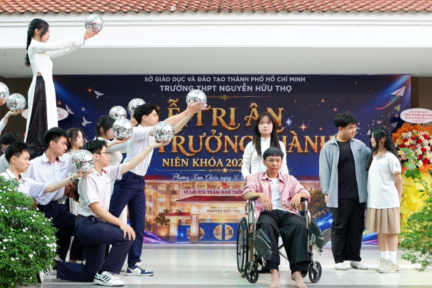 Thầy cô tự dựng tiết mục nhảy tặng học trò cuối cấp, miễn phí ôn thi - Ảnh 6.
