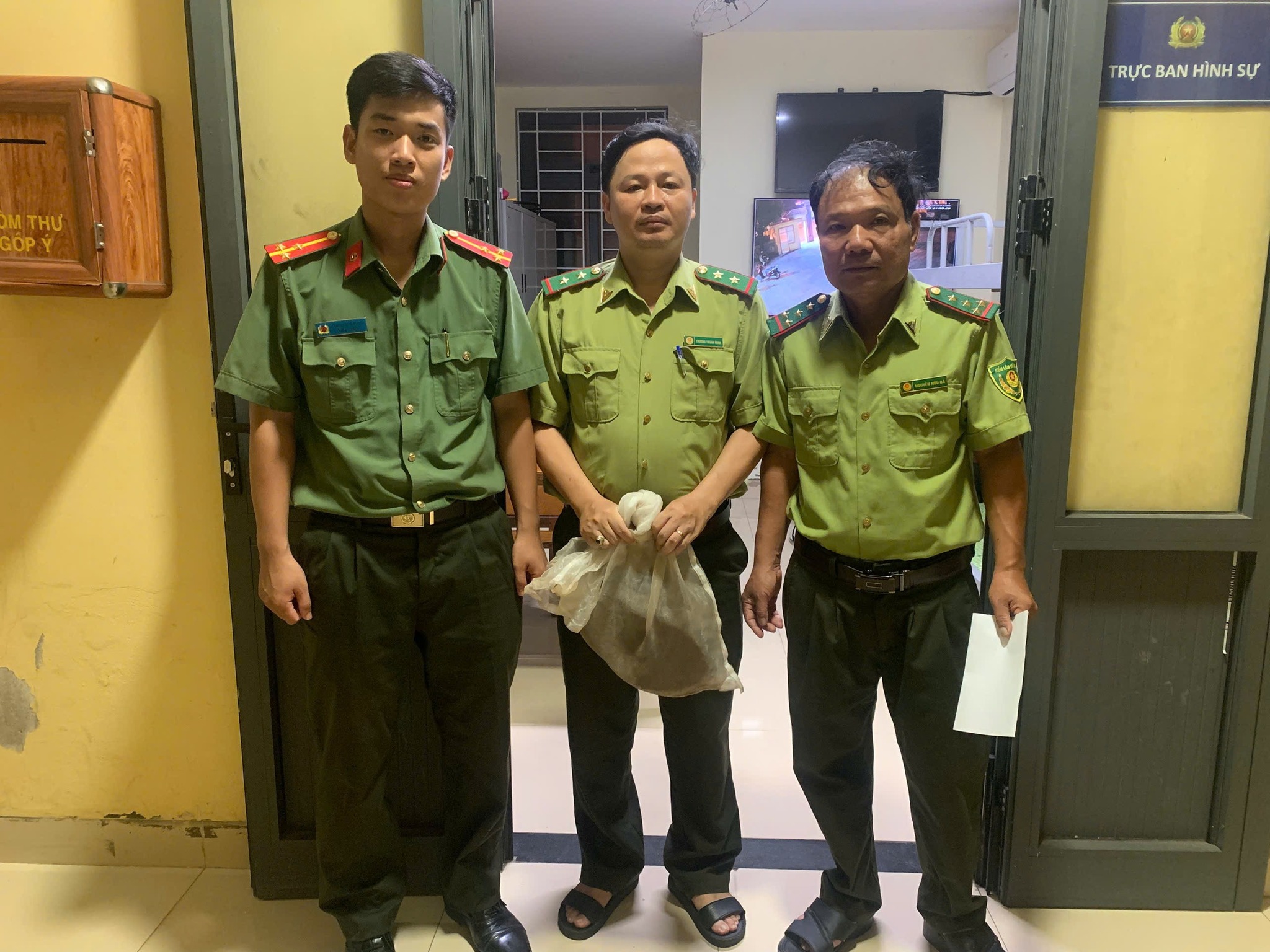 Phát hiện bao lưới chứa con vật quý hiếm rơi giữa đường - Ảnh 1.