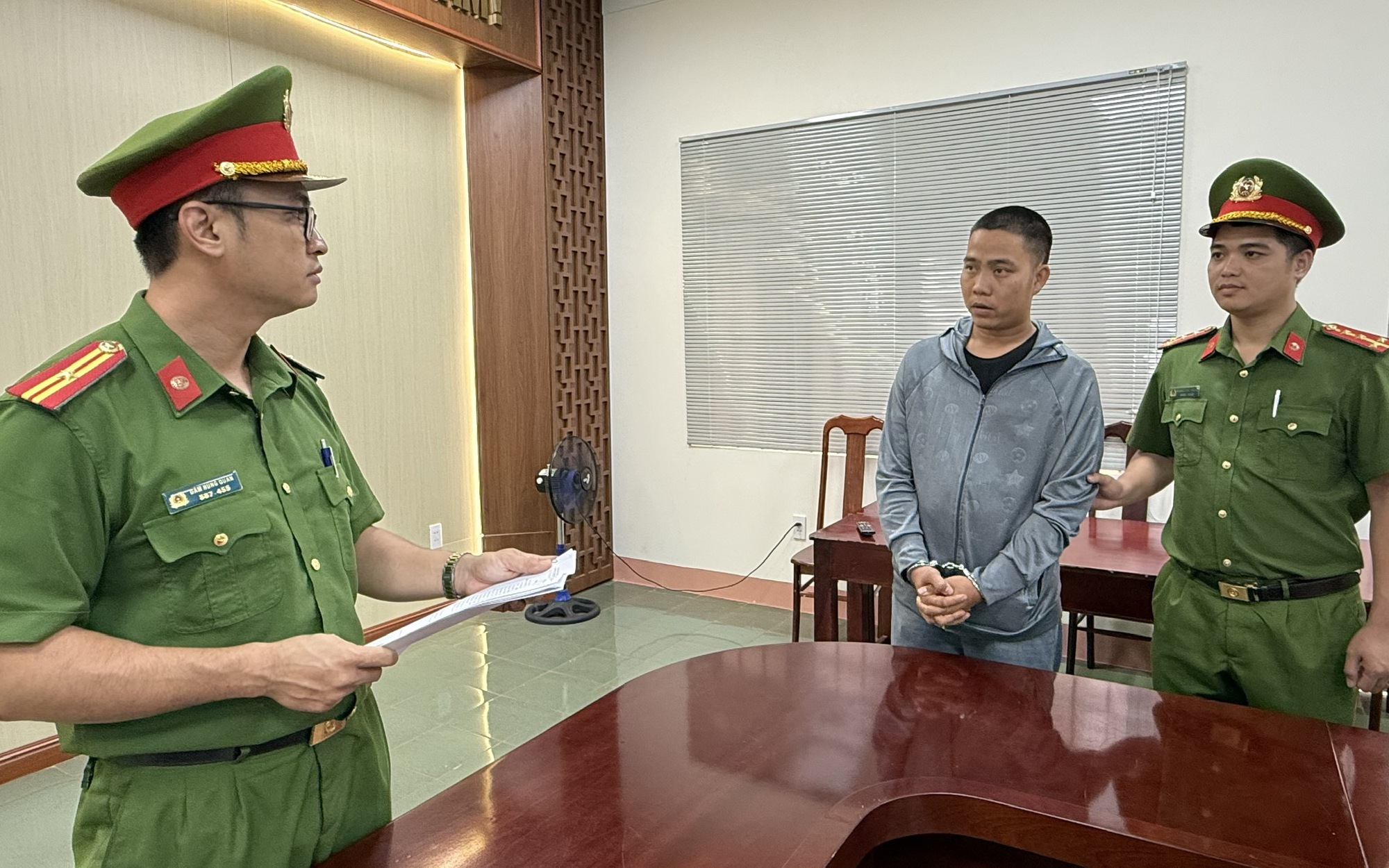 Tài xế gây tai nạn chết người trong đêm rồi điều khiển xe ô tô bỏ trốn - Ảnh 2.