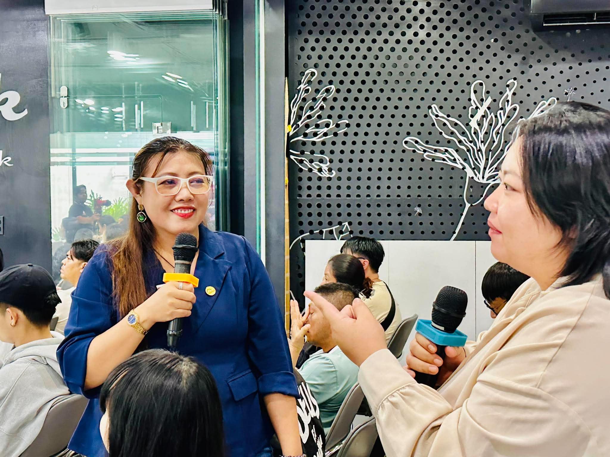 Họa sĩ Trần Hồng Vân truyền cảm hứng cho giới trẻ đến với nghề thiết kế sân khấu - Ảnh 4.