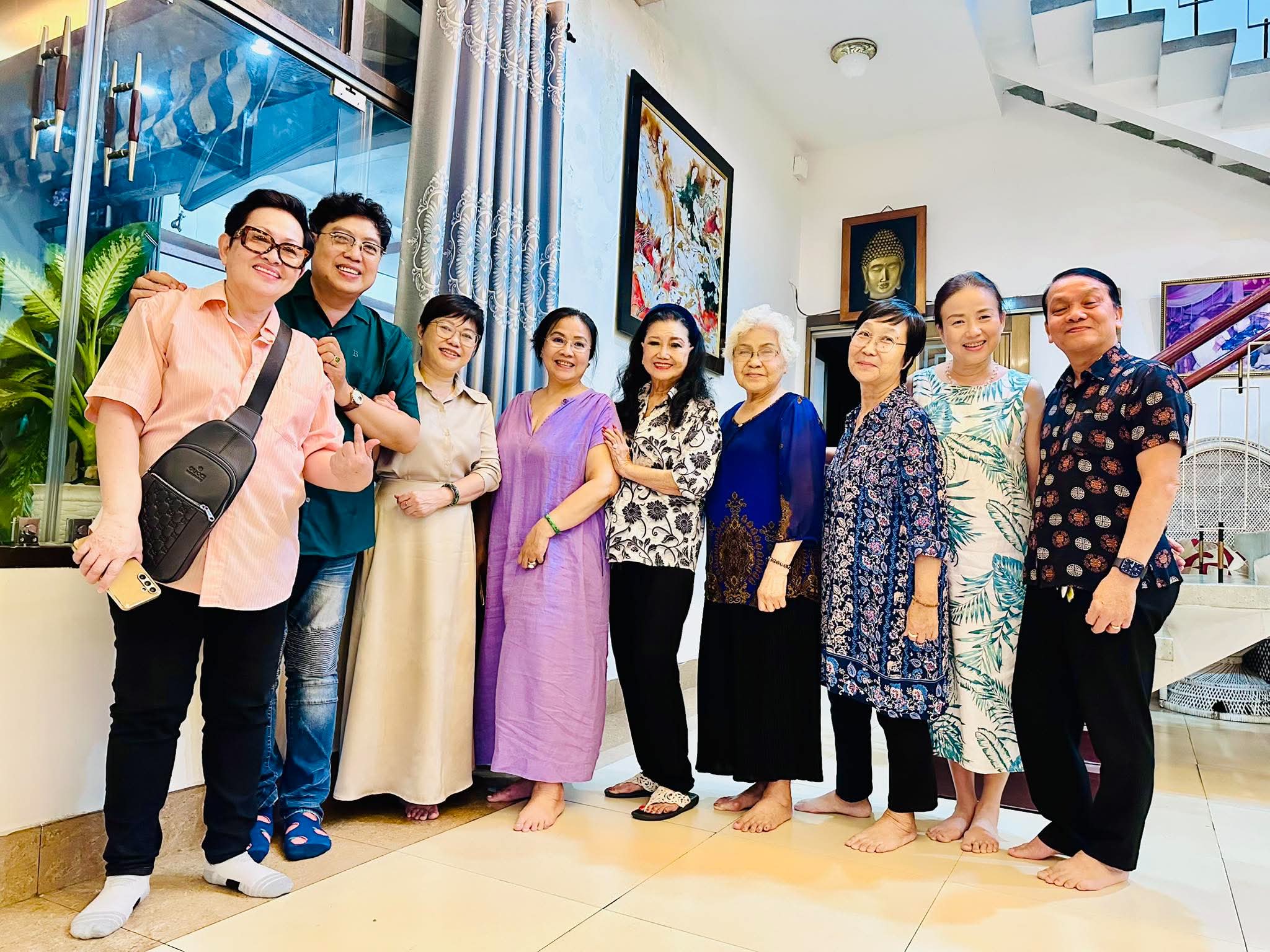 Kỳ nữ Kim Cương hội ngộ với bạn nghề, gom nhặt ký ức sàn diễn - Ảnh 2.