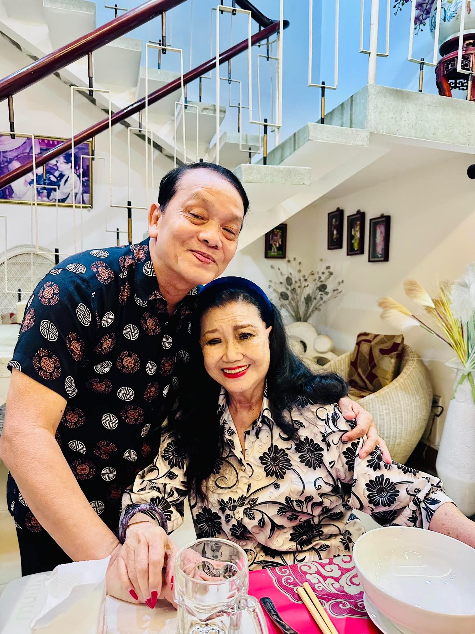 Kỳ nữ Kim Cương hội ngộ với bạn nghề, gom nhặt ký ức sàn diễn - Ảnh 6.