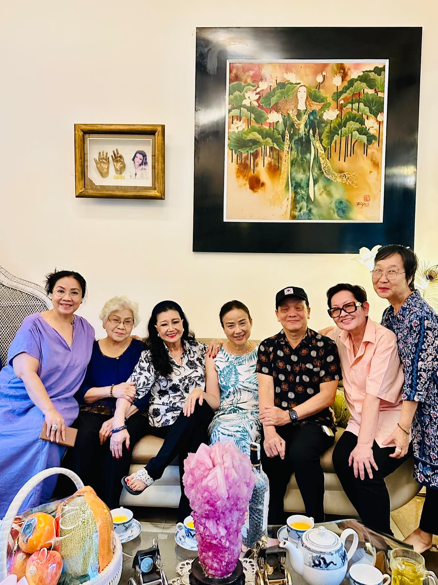 Kỳ nữ Kim Cương hội ngộ với bạn nghề, gom nhặt ký ức sàn diễn - Ảnh 1.