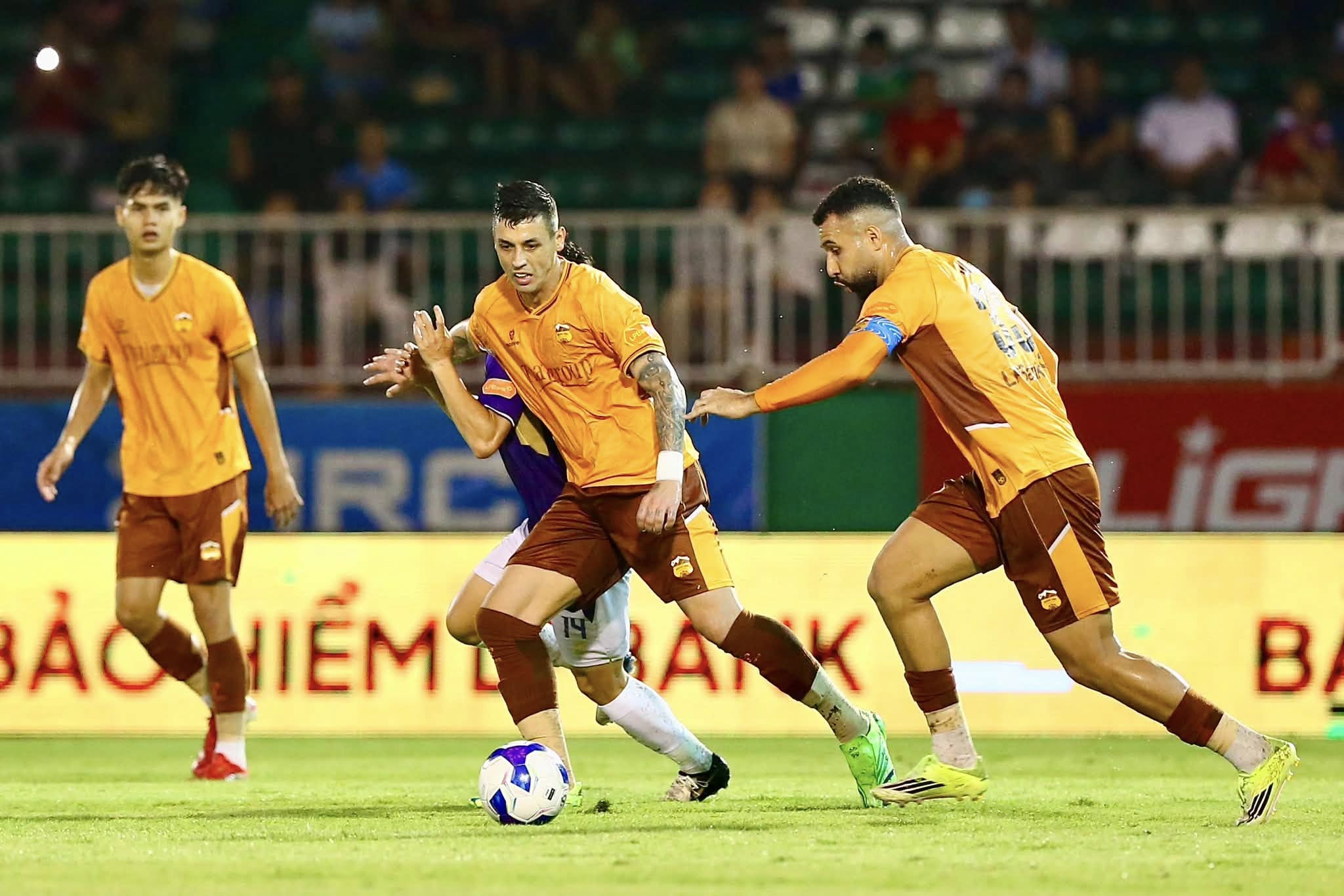 HAGL chính thức trụ hạng sau trận thắng thuyết phục Hà Nội FC - Ảnh 2.