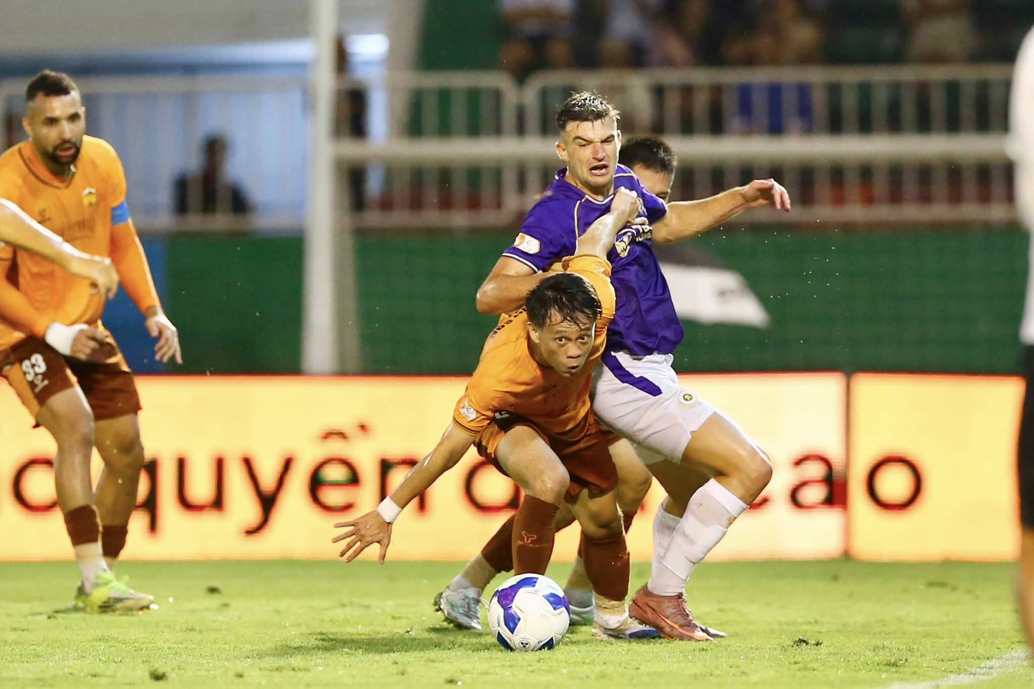 HAGL chính thức trụ hạng sau trận thắng thuyết phục Hà Nội FC - Ảnh 4.