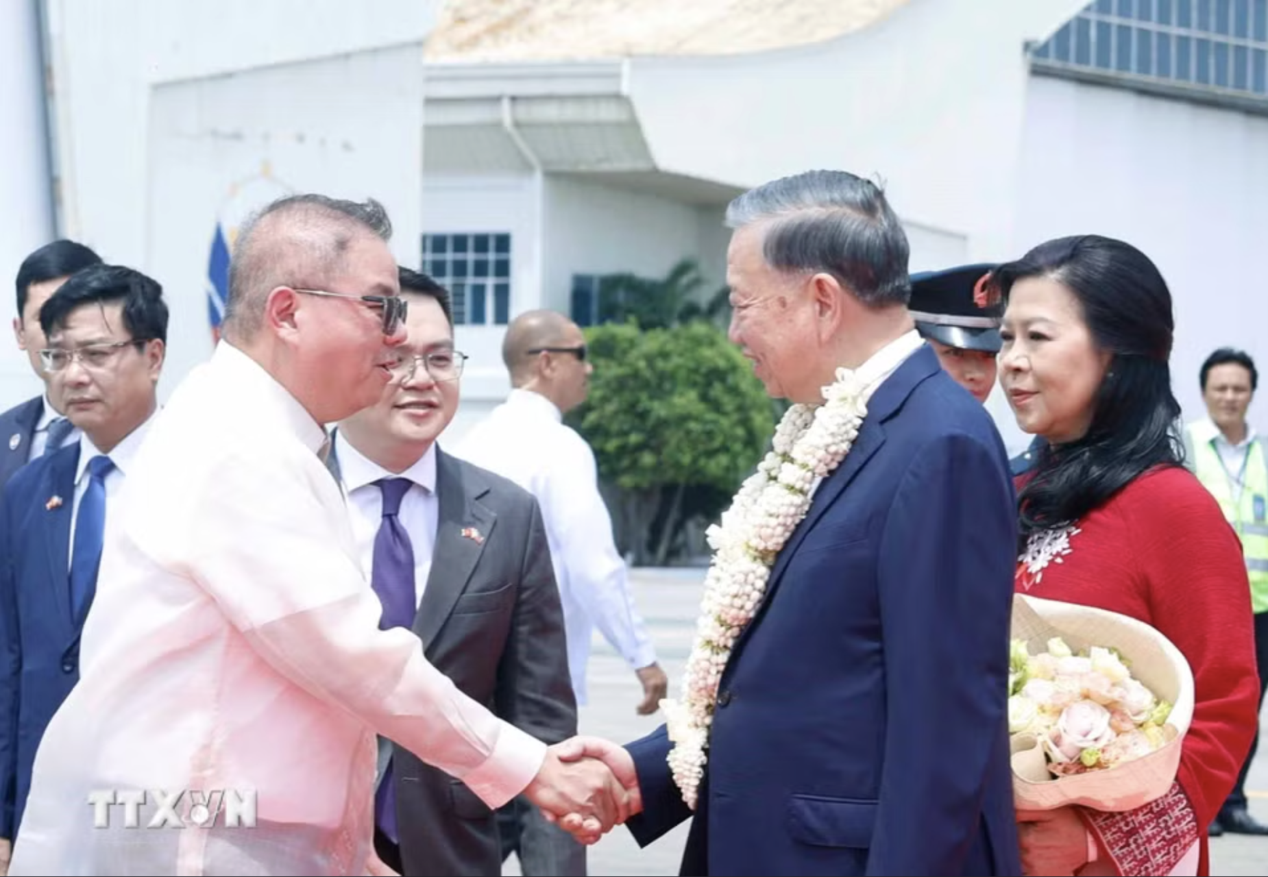 Tổng B&iacute; thư, Chủ tịch nước T&ocirc; L&acirc;m v&agrave; Phu nh&acirc;n bắt đầu thăm Philippines - Ảnh 2.