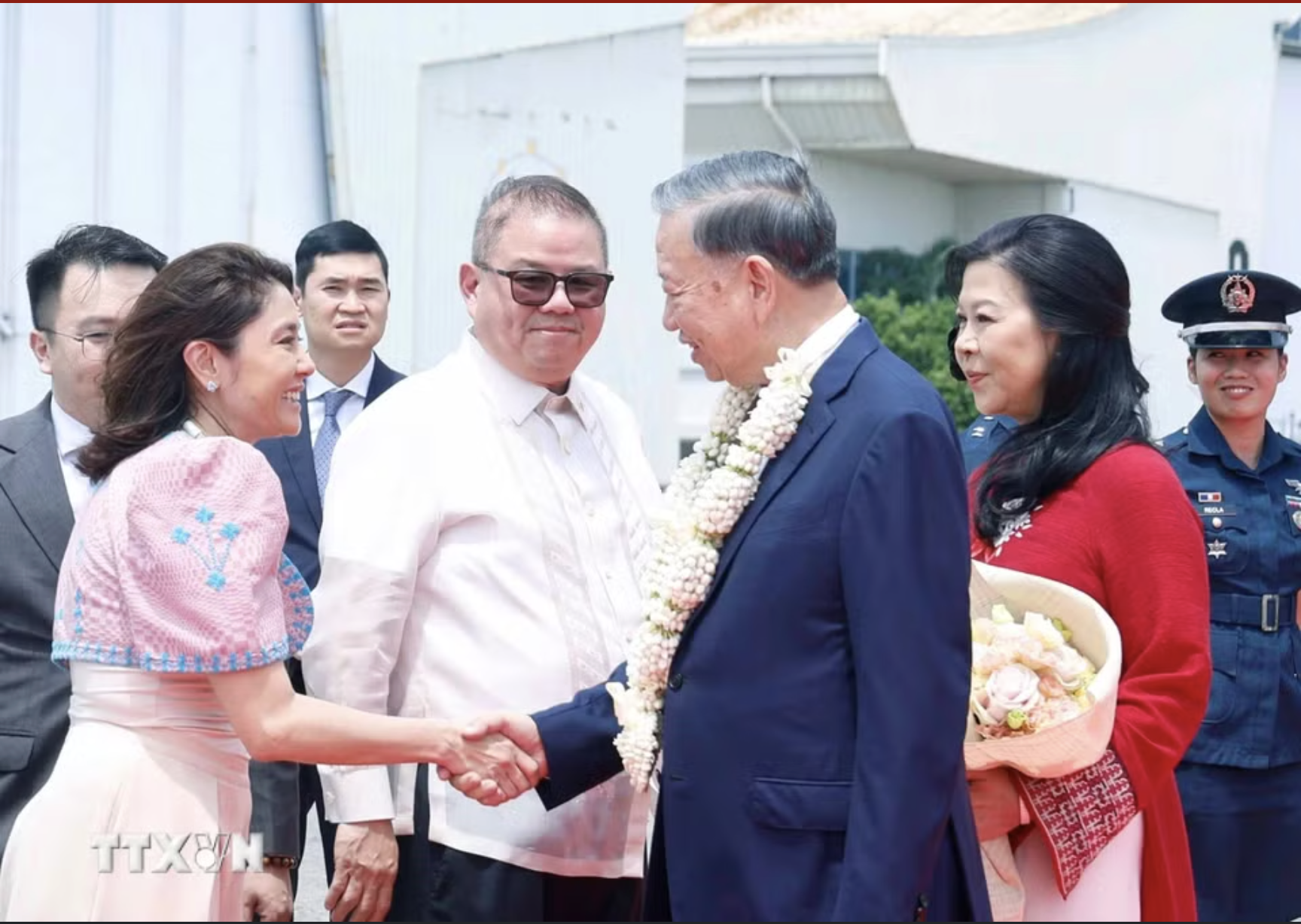 Tổng B&iacute; thư, Chủ tịch nước T&ocirc; L&acirc;m v&agrave; Phu nh&acirc;n bắt đầu thăm Philippines - Ảnh 3.