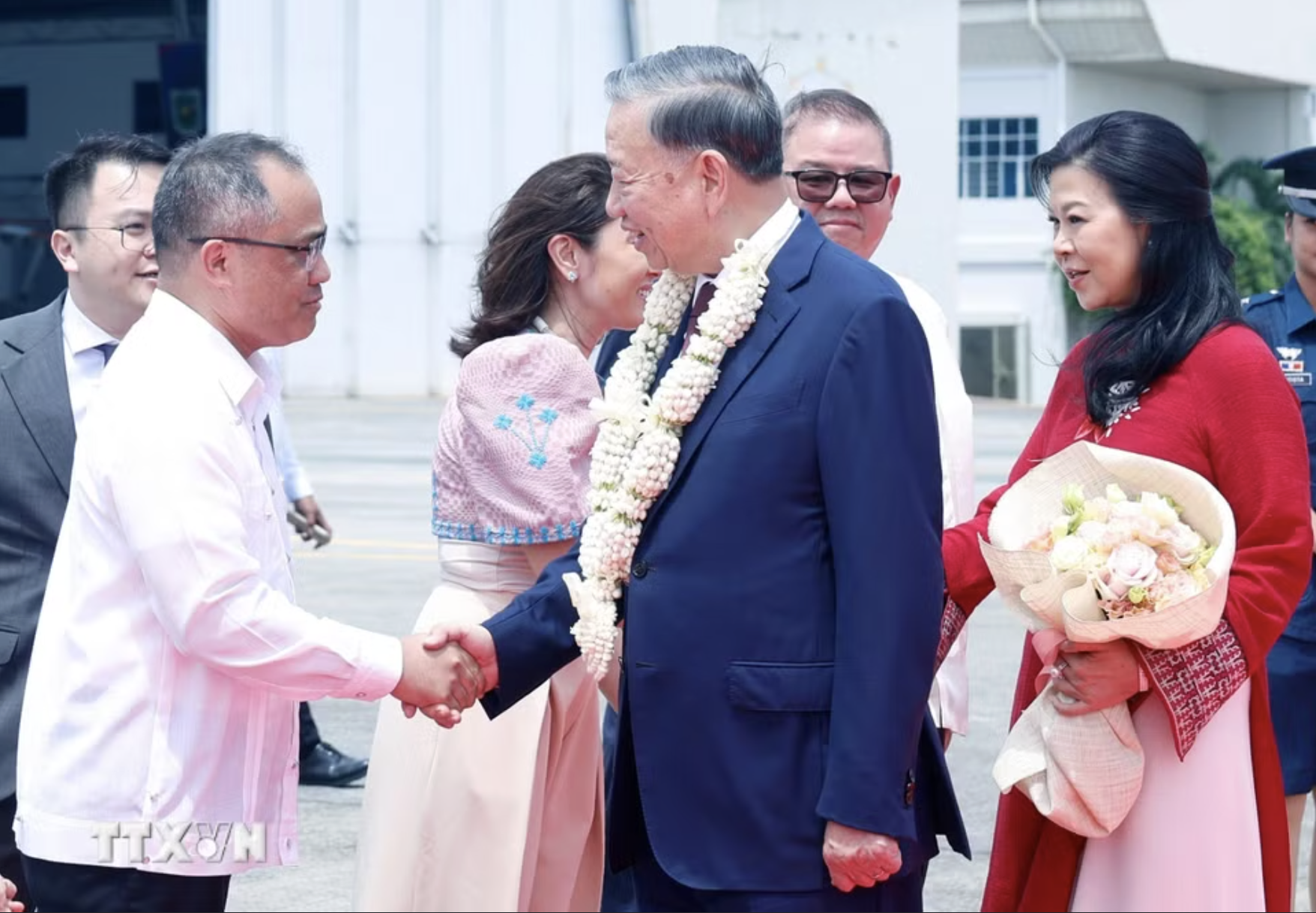Tổng B&iacute; thư, Chủ tịch nước T&ocirc; L&acirc;m v&agrave; Phu nh&acirc;n bắt đầu thăm Philippines - Ảnh 4.