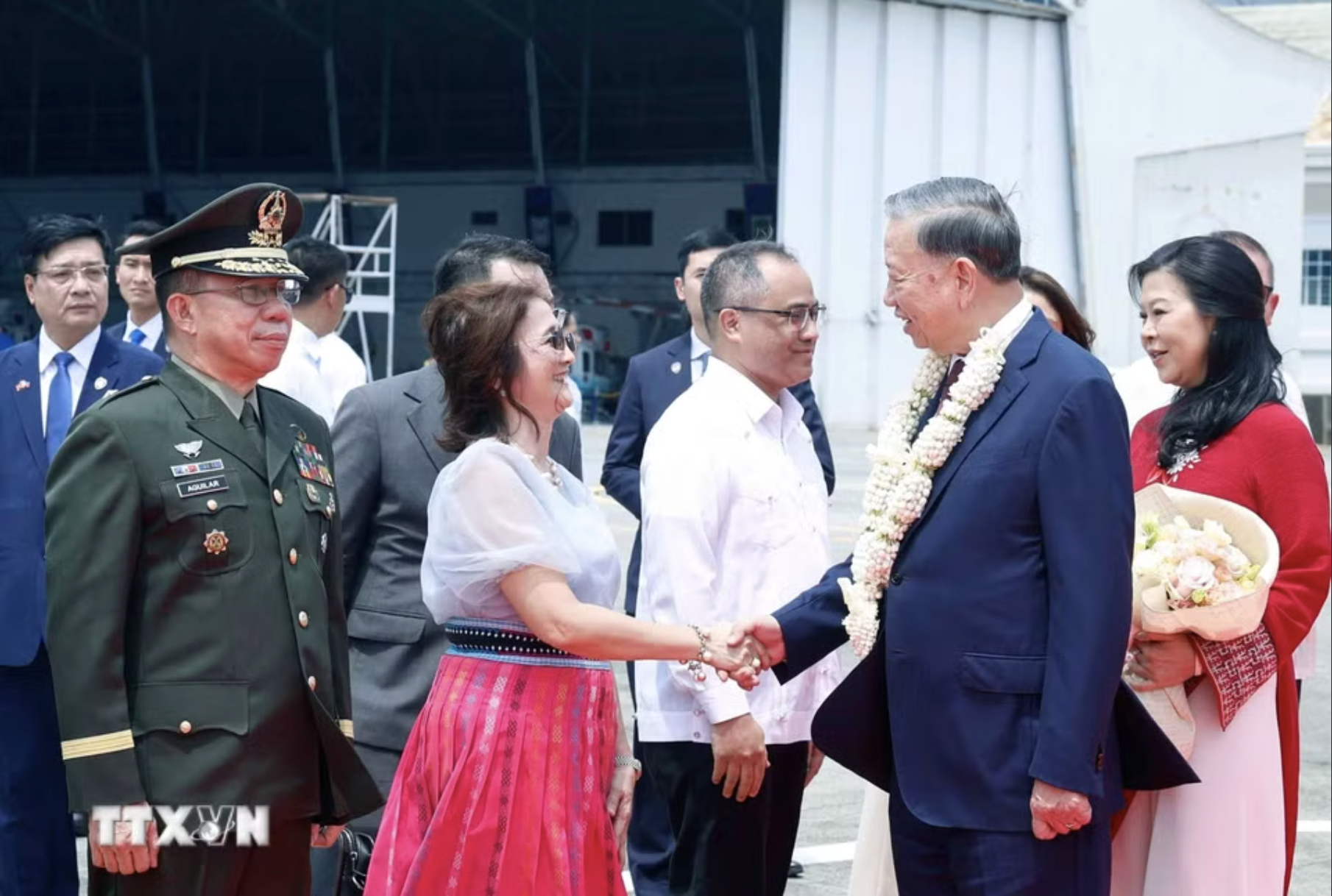 Tổng B&iacute; thư, Chủ tịch nước T&ocirc; L&acirc;m v&agrave; Phu nh&acirc;n bắt đầu thăm Philippines - Ảnh 5.