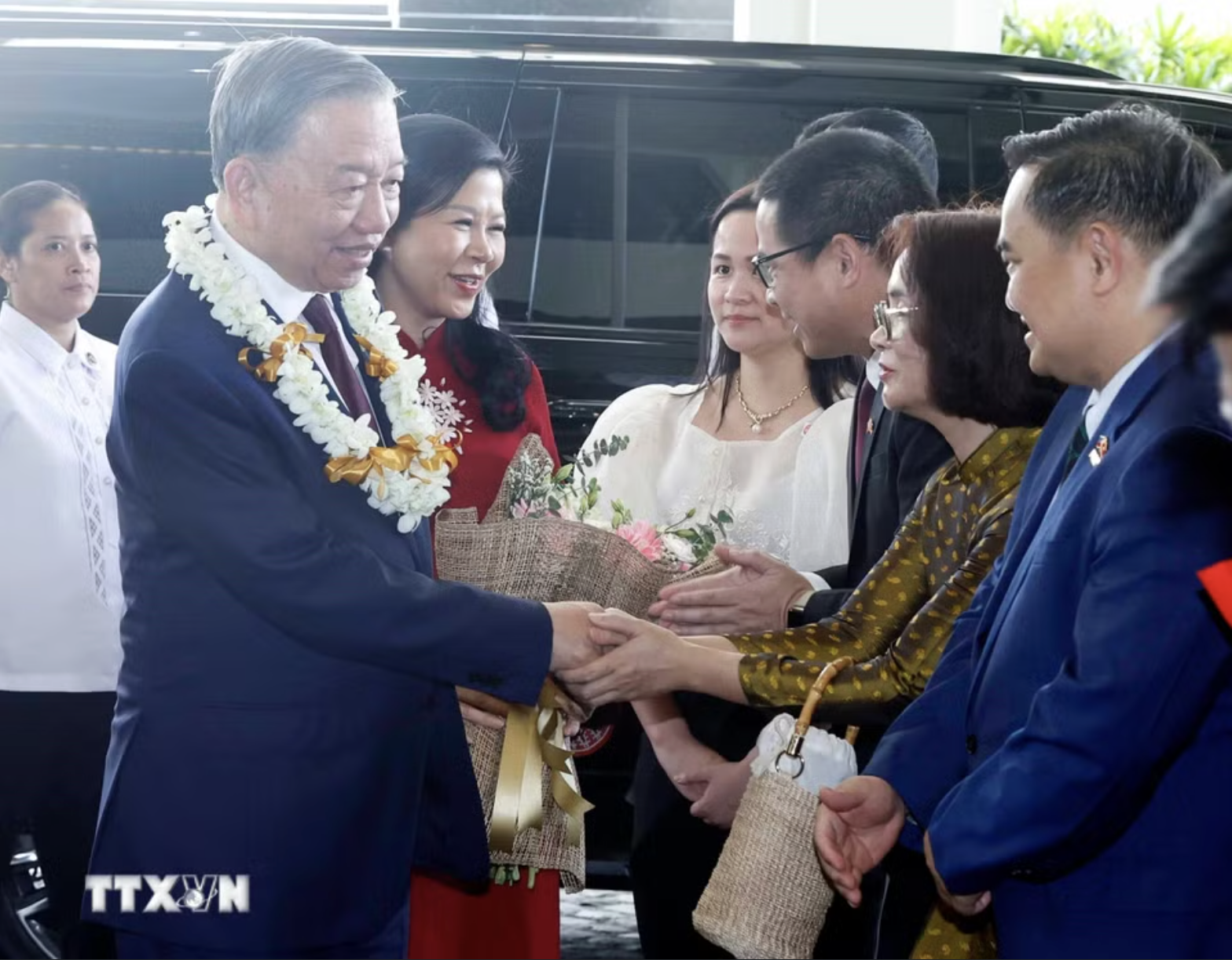 Tổng B&iacute; thư, Chủ tịch nước T&ocirc; L&acirc;m v&agrave; Phu nh&acirc;n bắt đầu thăm Philippines - Ảnh 6.