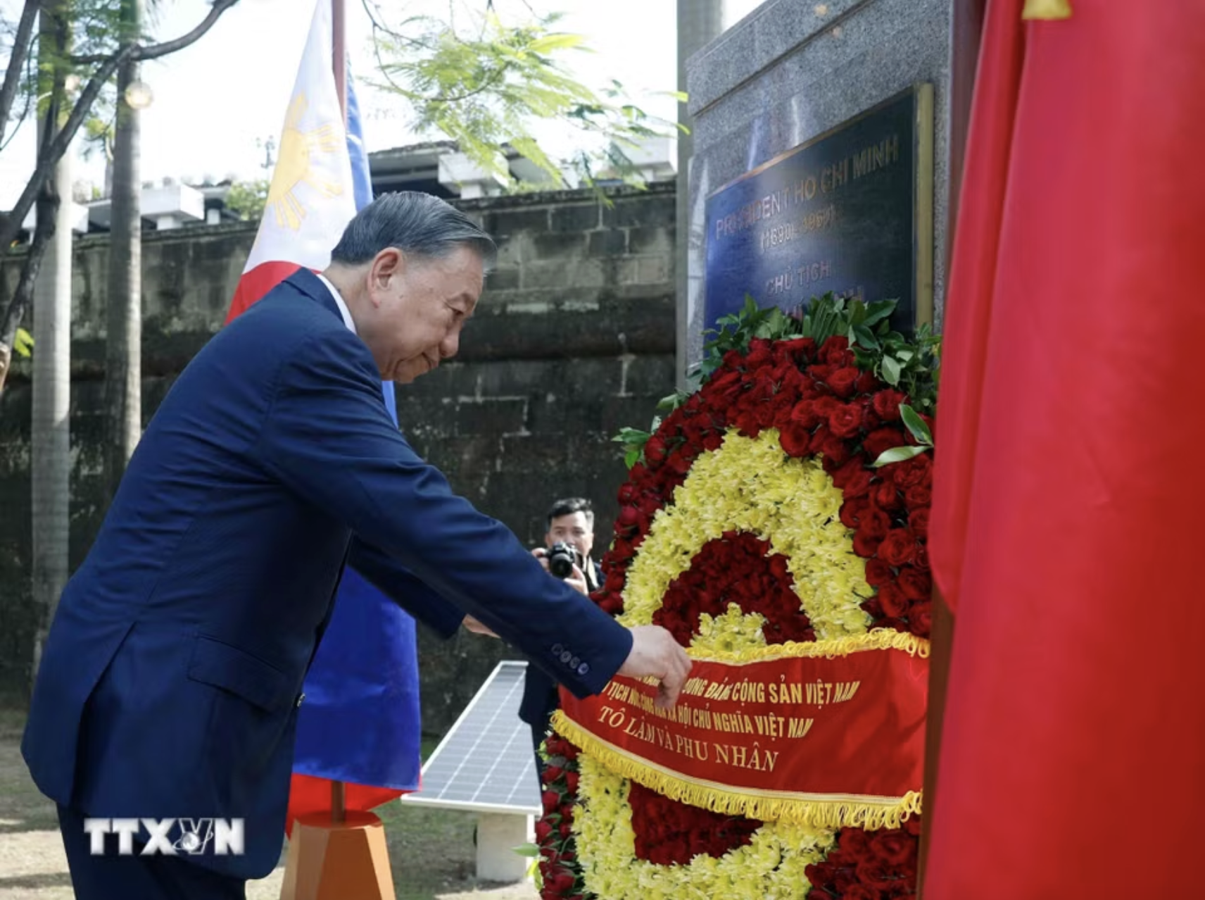 Tổng Bí thư, Chủ tịch nước Tô Lâm dâng hoa tại Tượng đài Chủ tịch Hồ Chí Minh ở Philippines - Ảnh 1.