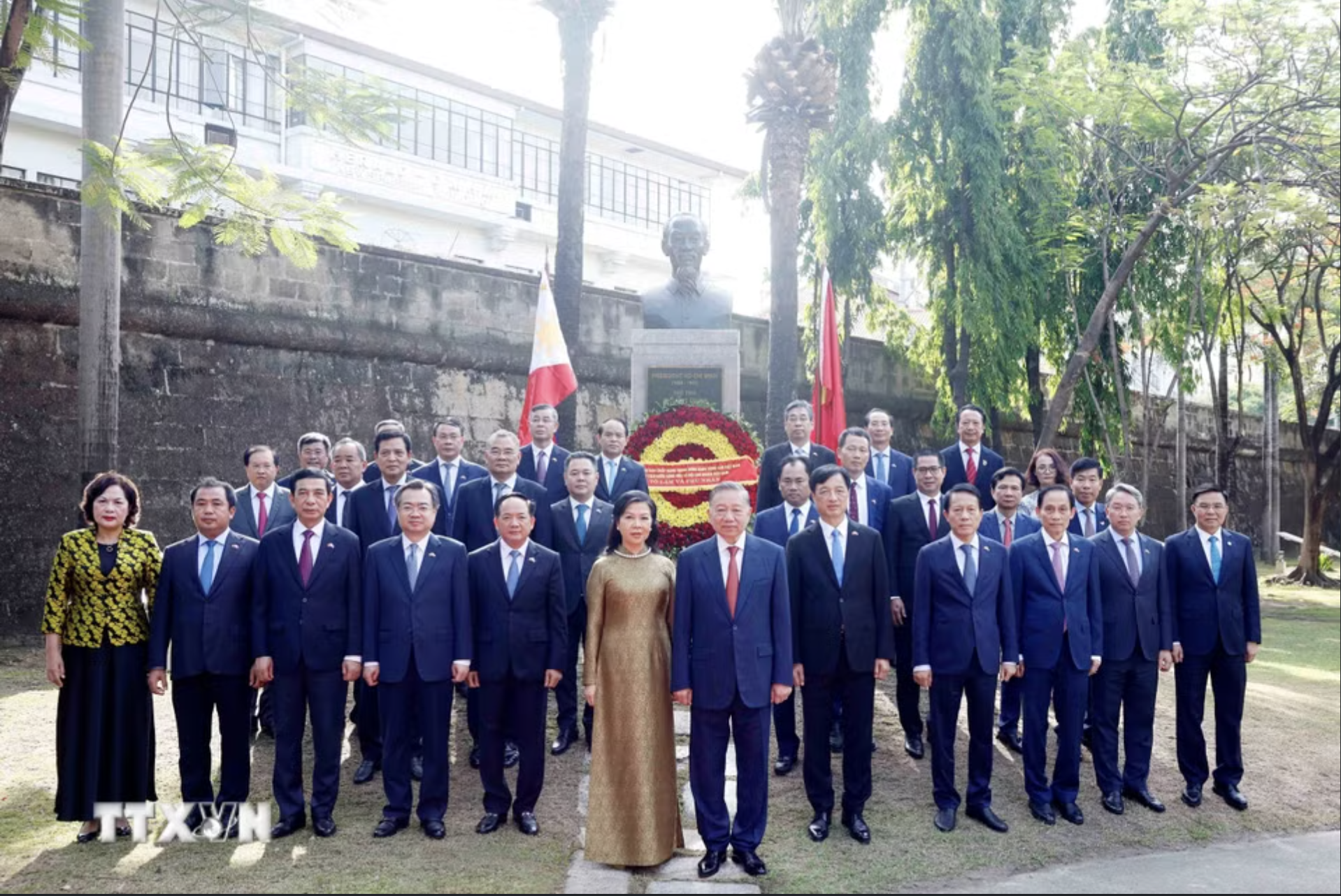 Tổng Bí thư, Chủ tịch nước Tô Lâm dâng hoa tại Tượng đài Chủ tịch Hồ Chí Minh ở Philippines - Ảnh 5.