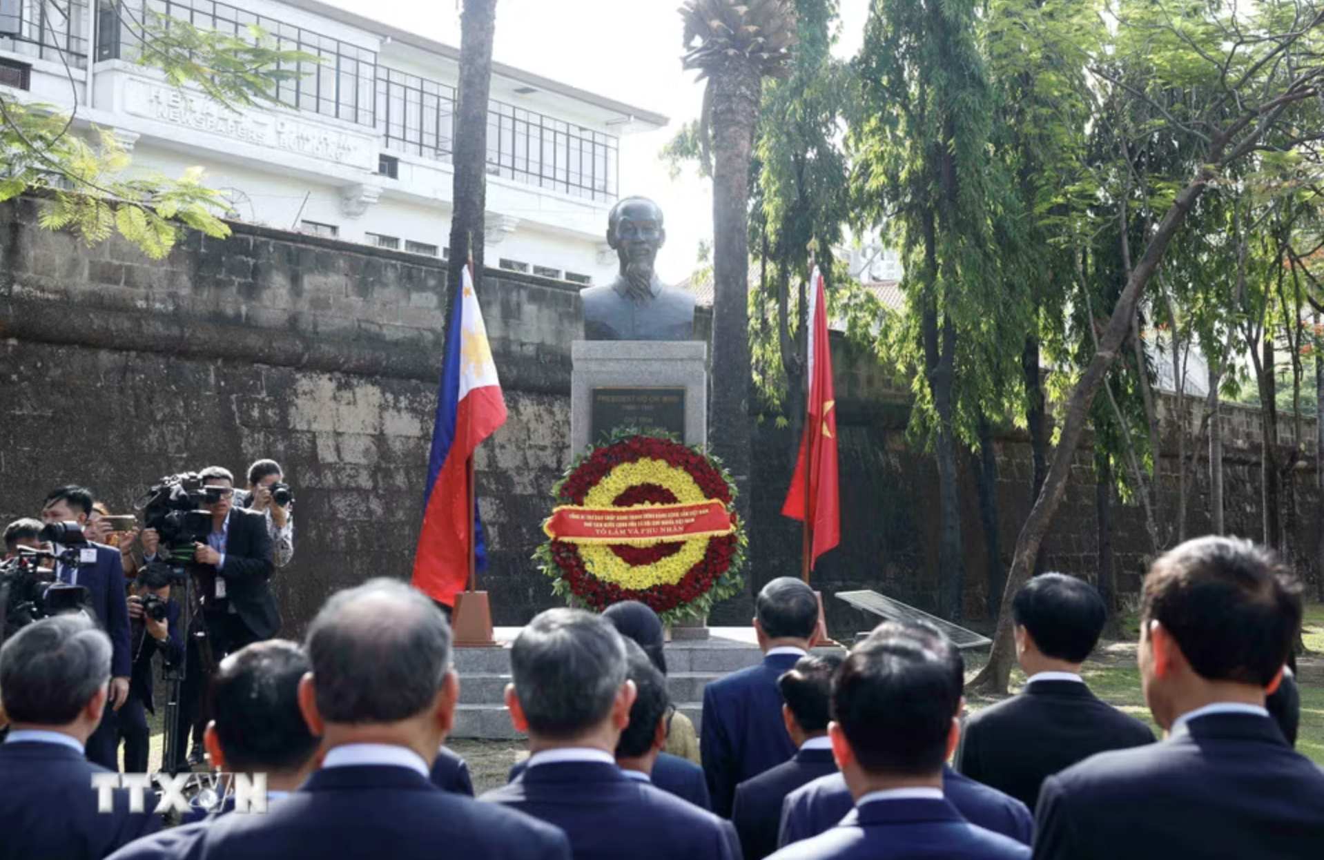 Tổng Bí thư, Chủ tịch nước Tô Lâm dâng hoa tại Tượng đài Chủ tịch Hồ Chí Minh ở Philippines - Ảnh 4.