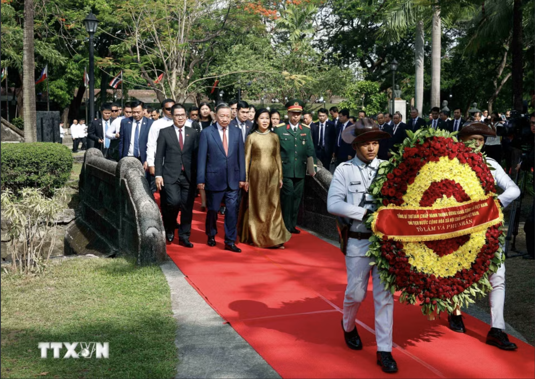 Tổng Bí thư, Chủ tịch nước Tô Lâm dâng hoa tại Tượng đài Chủ tịch Hồ Chí Minh ở Philippines - Ảnh 2.