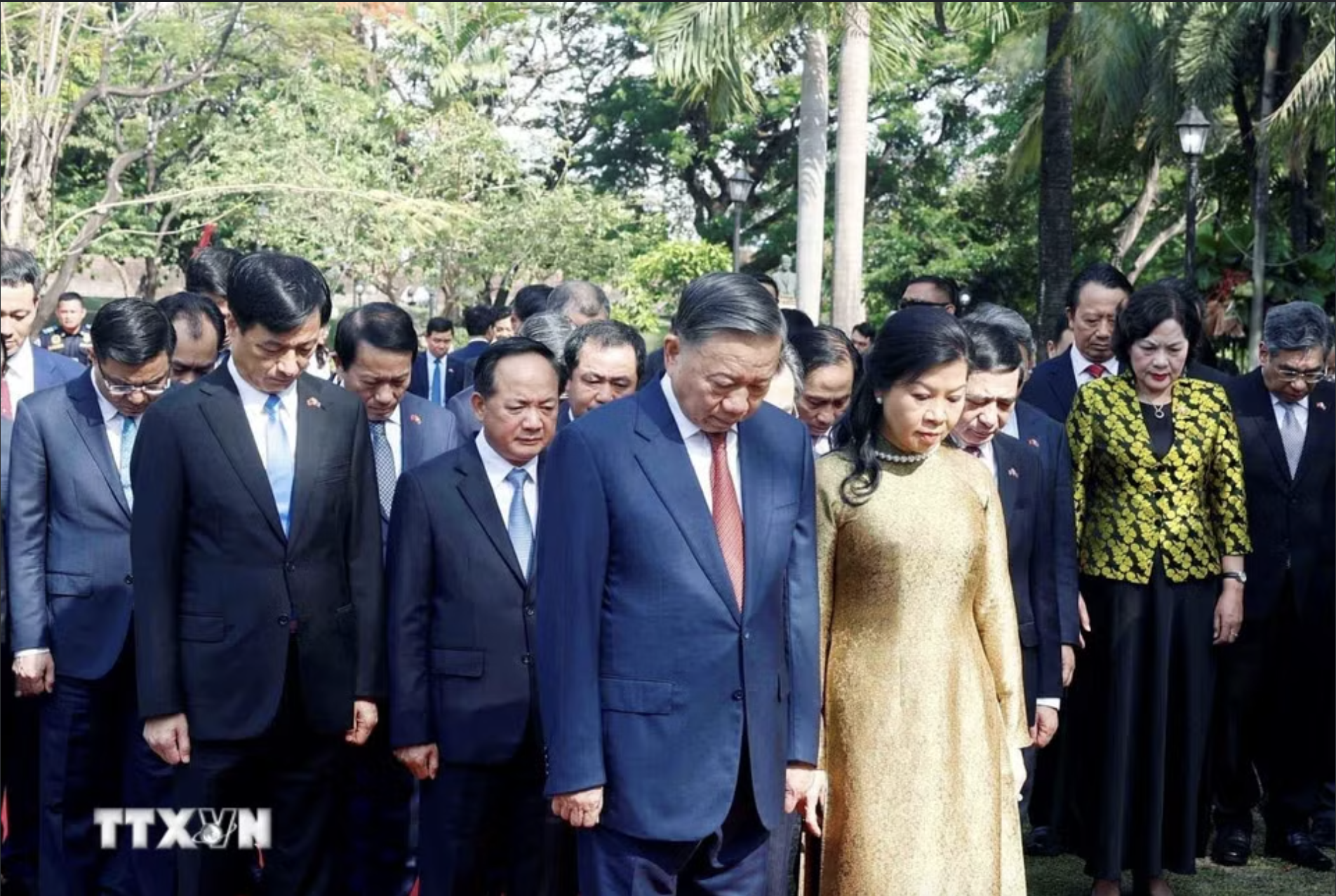 Tổng Bí thư, Chủ tịch nước Tô Lâm dâng hoa tại Tượng đài Chủ tịch Hồ Chí Minh ở Philippines - Ảnh 3.