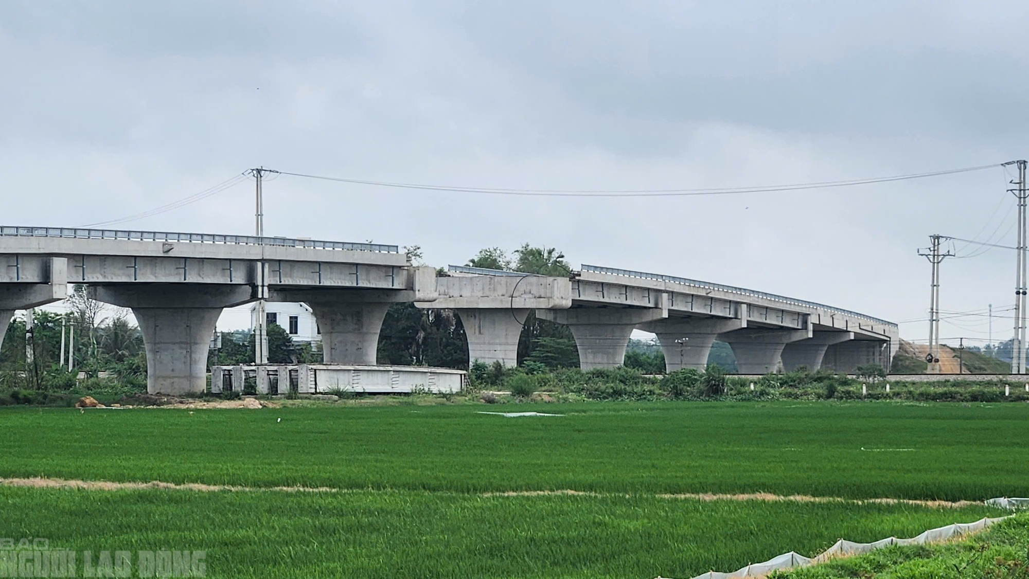 V&igrave; sao cầu vượt đường sắt Bắc - Nam thuộc dự &aacute;n 442 tỉ đồng ở Thanh H&oacute;a dừng thi c&ocirc;ng? - Ảnh 1.