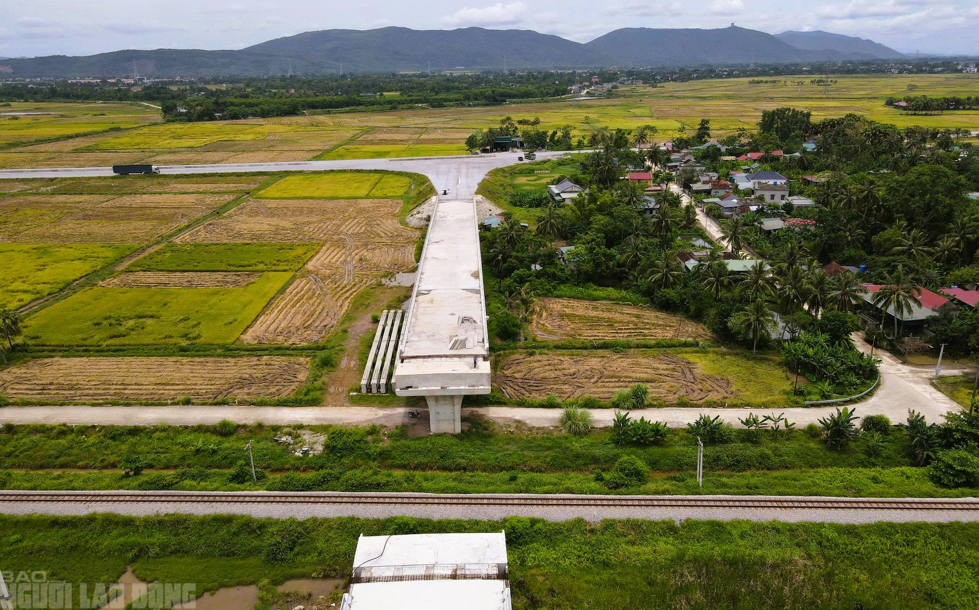 V&igrave; sao cầu vượt đường sắt Bắc - Nam thuộc dự &aacute;n 442 tỉ đồng ở Thanh H&oacute;a dừng thi c&ocirc;ng? - Ảnh 2.