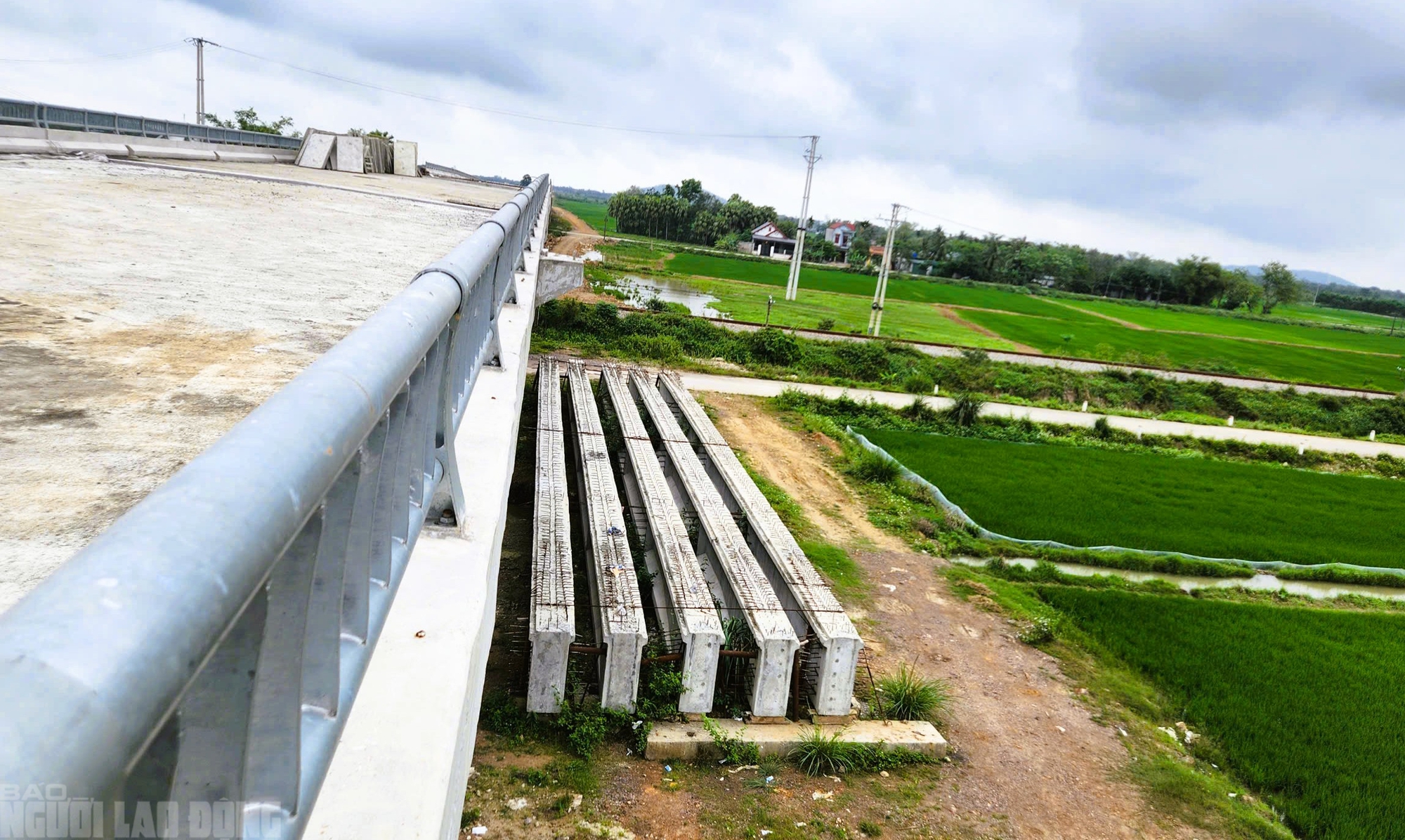 V&igrave; sao cầu vượt đường sắt Bắc - Nam thuộc dự &aacute;n 442 tỉ đồng ở Thanh H&oacute;a dừng thi c&ocirc;ng? - Ảnh 3.