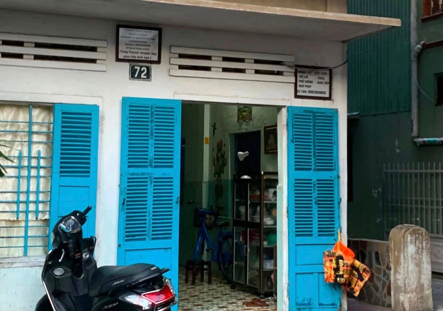 Thầy giáo Ấn Độ tát học sinh lớp 4 thủng màng nhĩ, lớp dạy thêm bị đình chỉ - Ảnh 1.