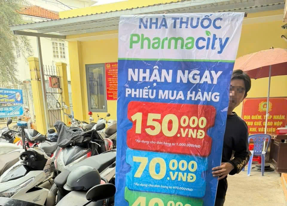 Công an TPHCM quét quảng cáo bẩn, đừng vi phạm không sẽ bị mời về trụ sở - Ảnh 1.