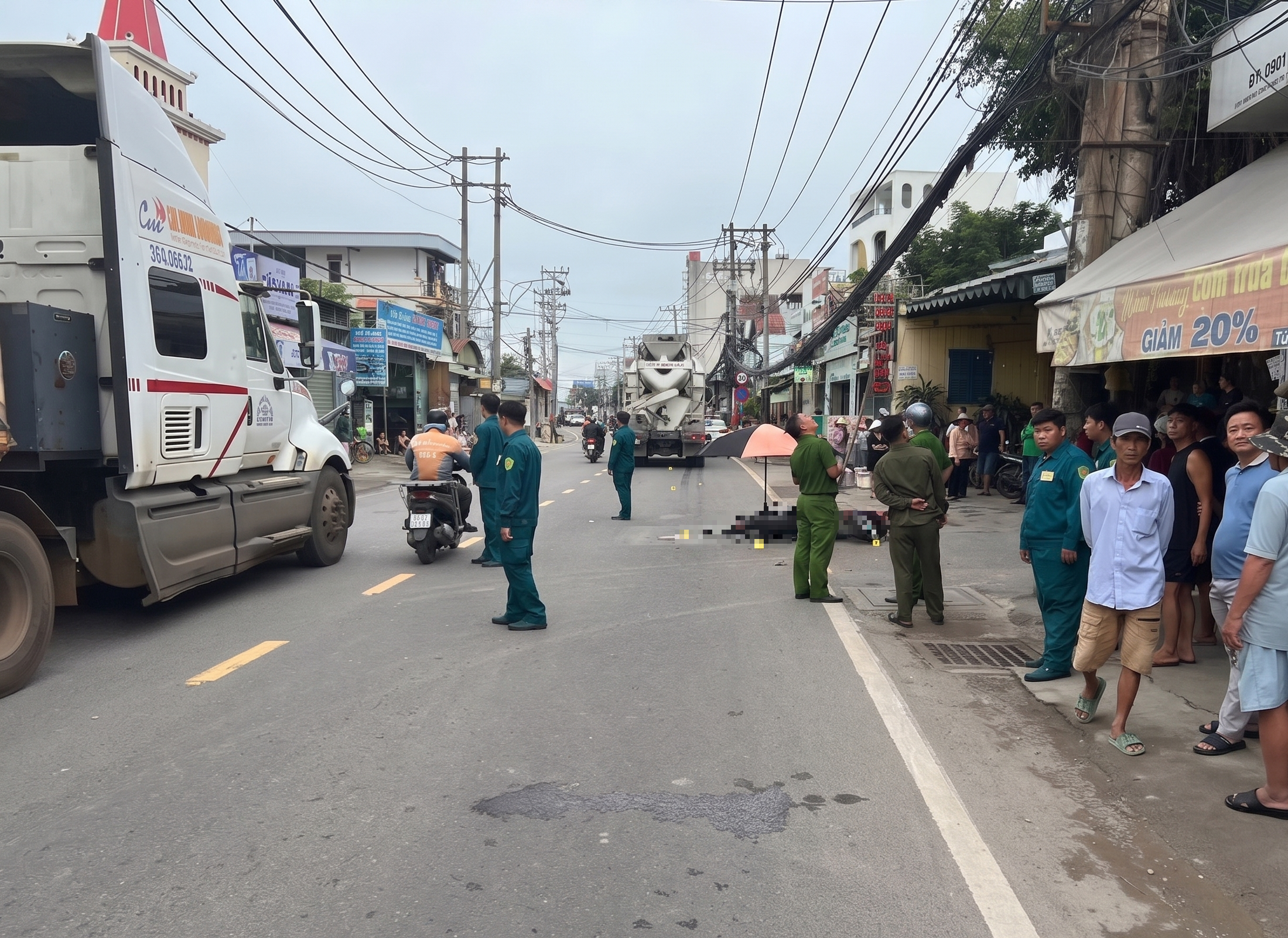 Tai nạn giao thông nghiêm trọng ở TPHCM: Một phụ nữ tử vong thương tâm - Ảnh 1. Tai nạn giao thông nghiêm trọng ở TPHCM: Một phụ nữ tử vong thương tâm - Ảnh 1.