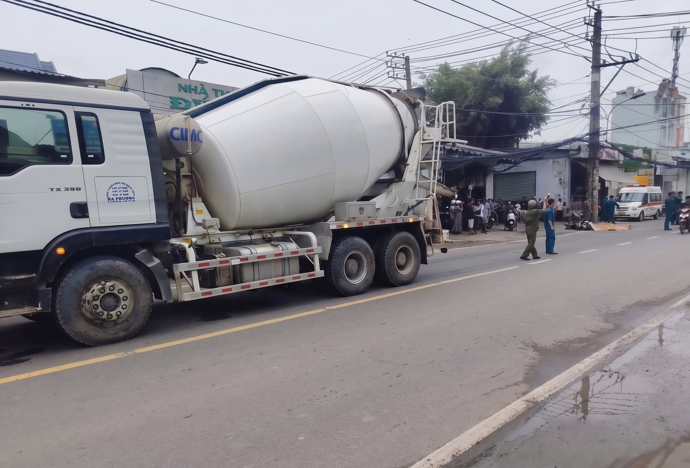 Tai nạn giao thông nghiêm trọng ở TPHCM: Một phụ nữ tử vong thương tâm - Ảnh 2. Tai nạn giao thông nghiêm trọng ở TPHCM: Một phụ nữ tử vong thương tâm - Ảnh 2.