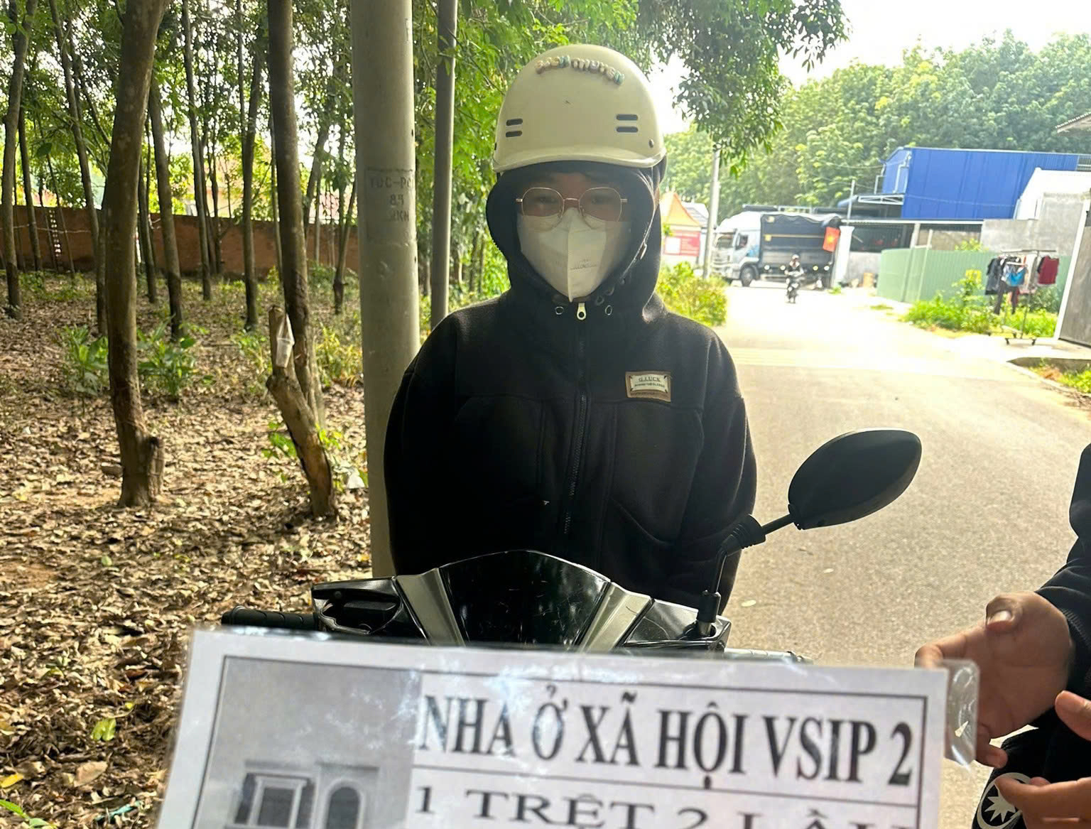 Công an TPHCM quét quảng cáo bẩn, đừng vi phạm không sẽ bị mời về trụ sở - Ảnh 2.