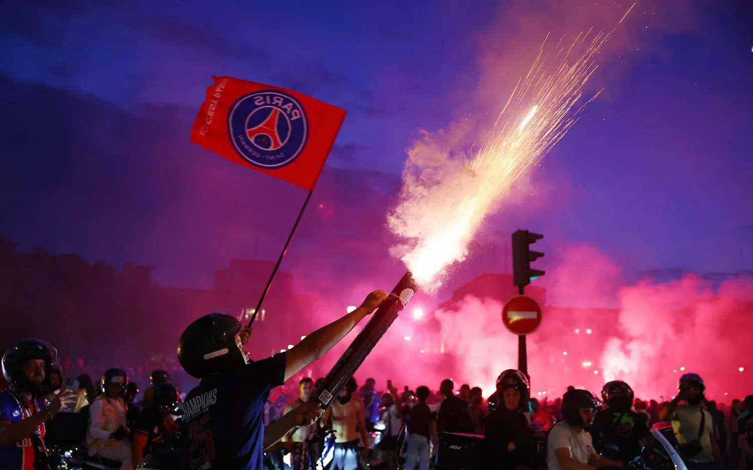 Chung kết Champions League v&agrave; những tranh c&atilde;i chưa c&oacute; hồi kết - Ảnh 4.