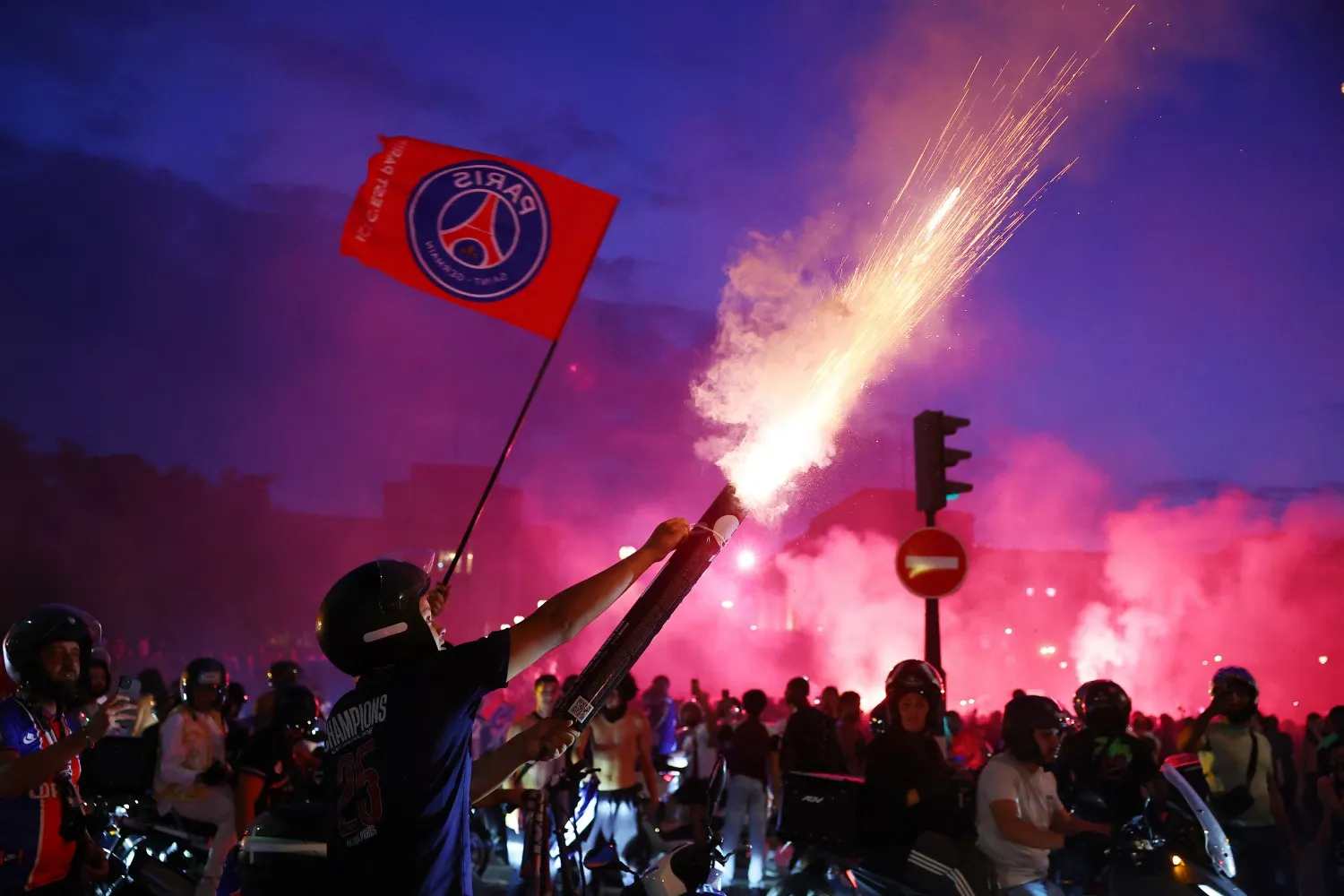 Paris hỗn loạn trong đêm PSG đăng quang Champions League - Ảnh 4.