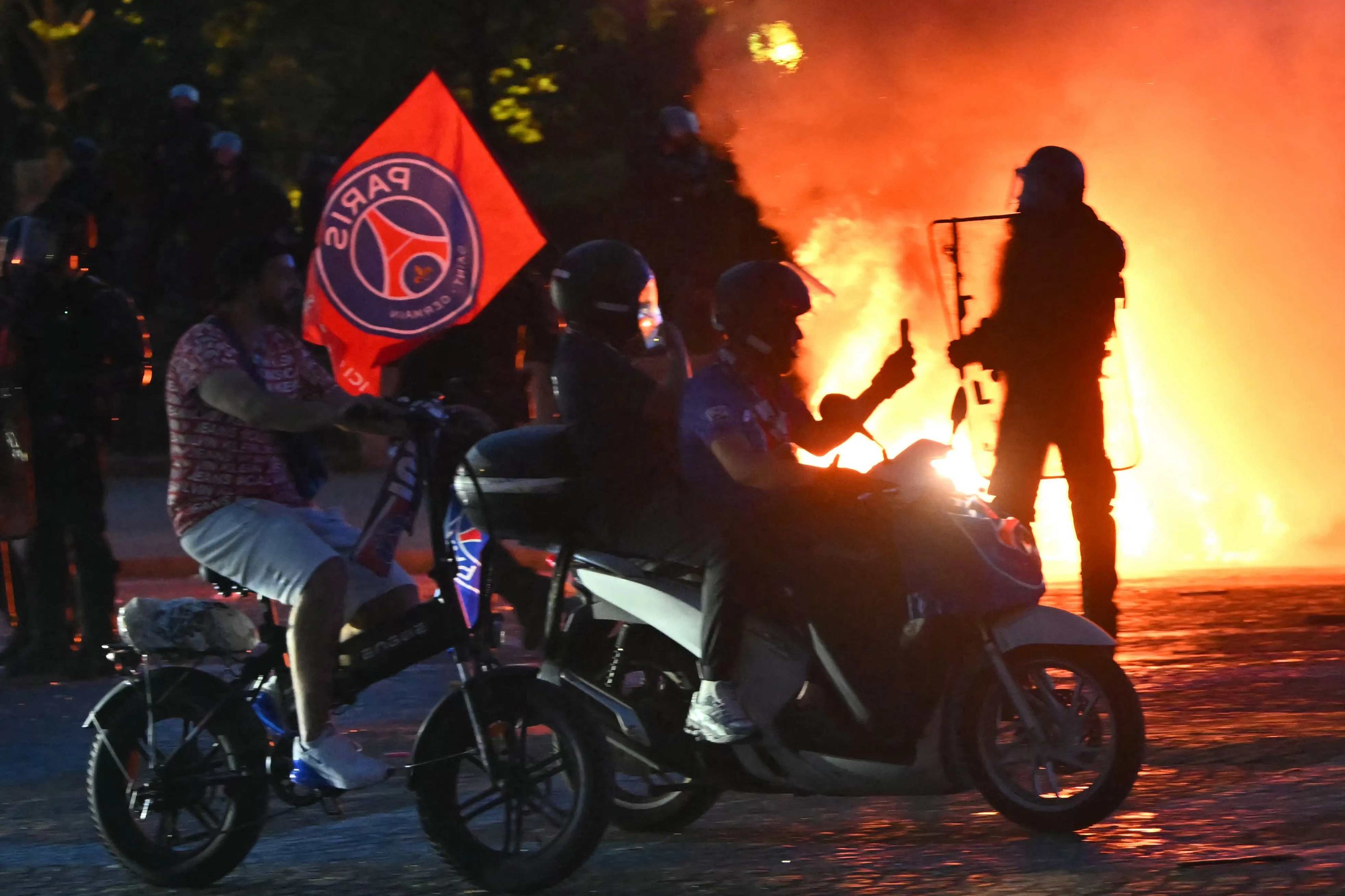 Paris hỗn loạn trong đêm PSG đăng quang Champions League - Ảnh 5.