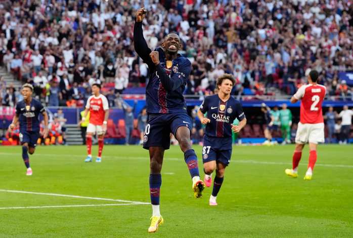 Paris hỗn loạn trong đêm PSG đăng quang Champions League - Ảnh 2.