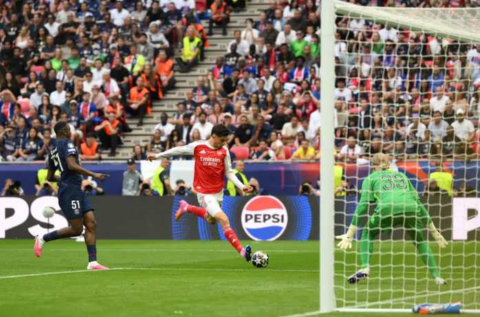 Paris hỗn loạn trong đêm PSG đăng quang Champions League - Ảnh 1.